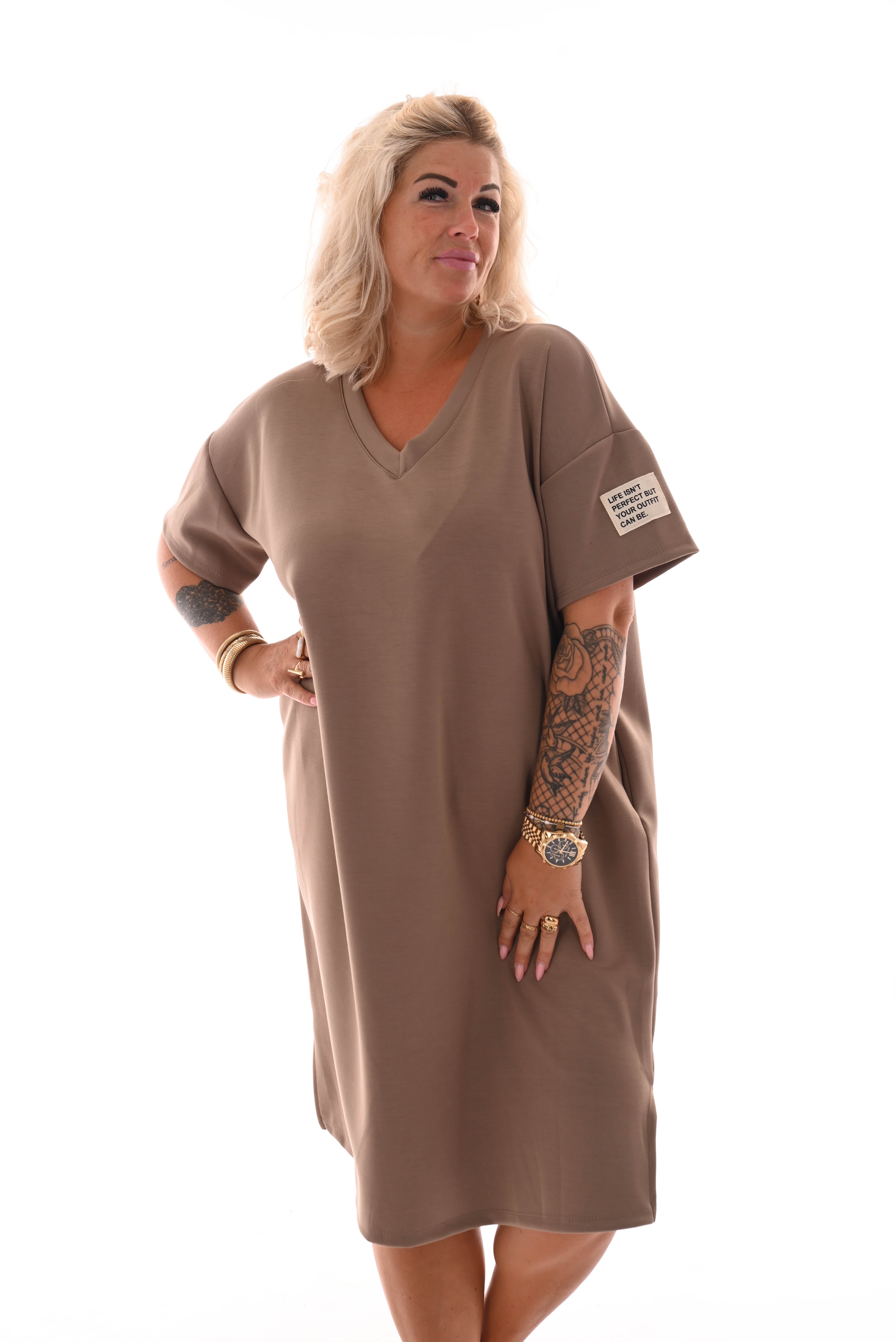Sweaterdress v-hals korte mouwen applicatie taupe