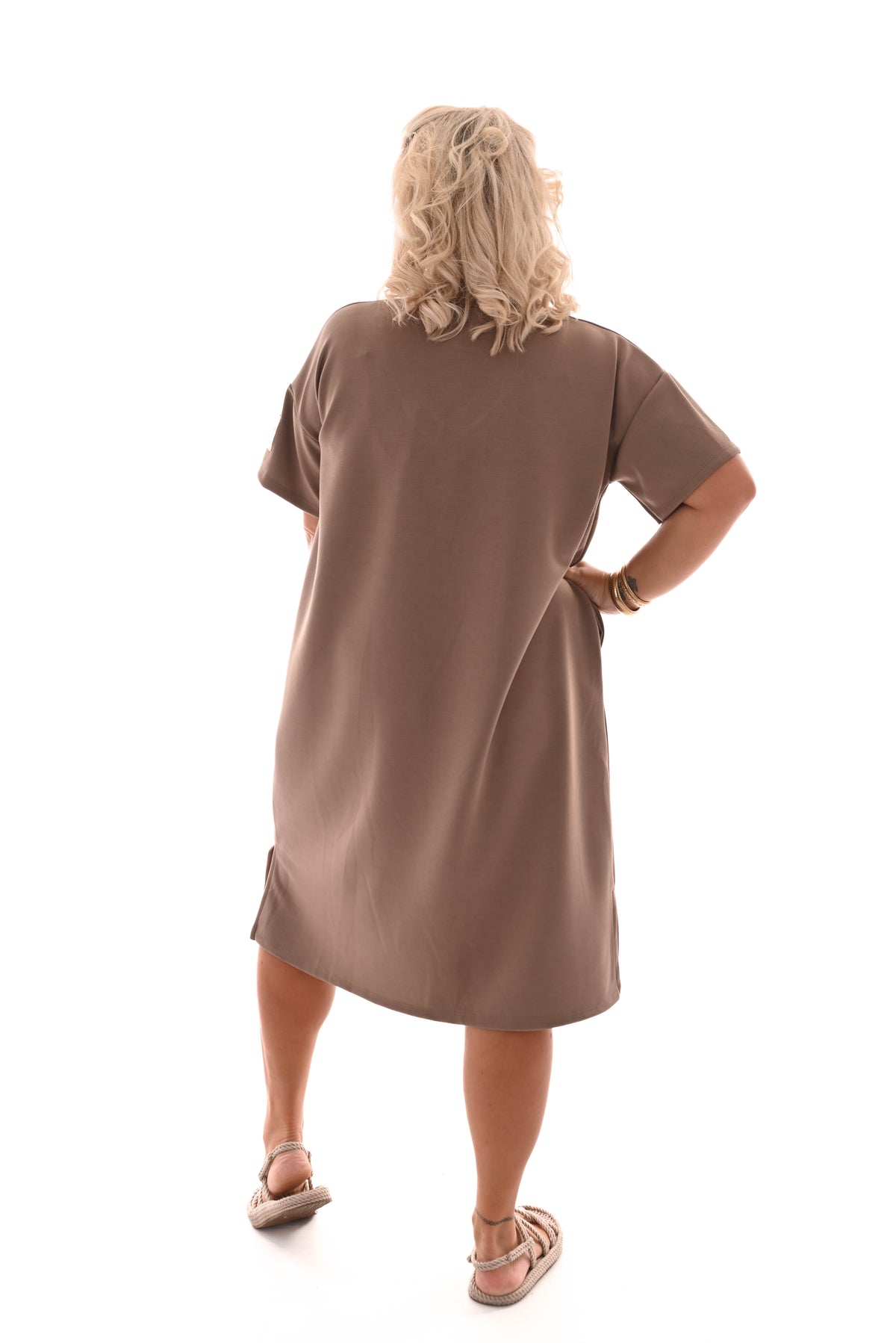 Sweaterdress v-hals korte mouwen applicatie taupe