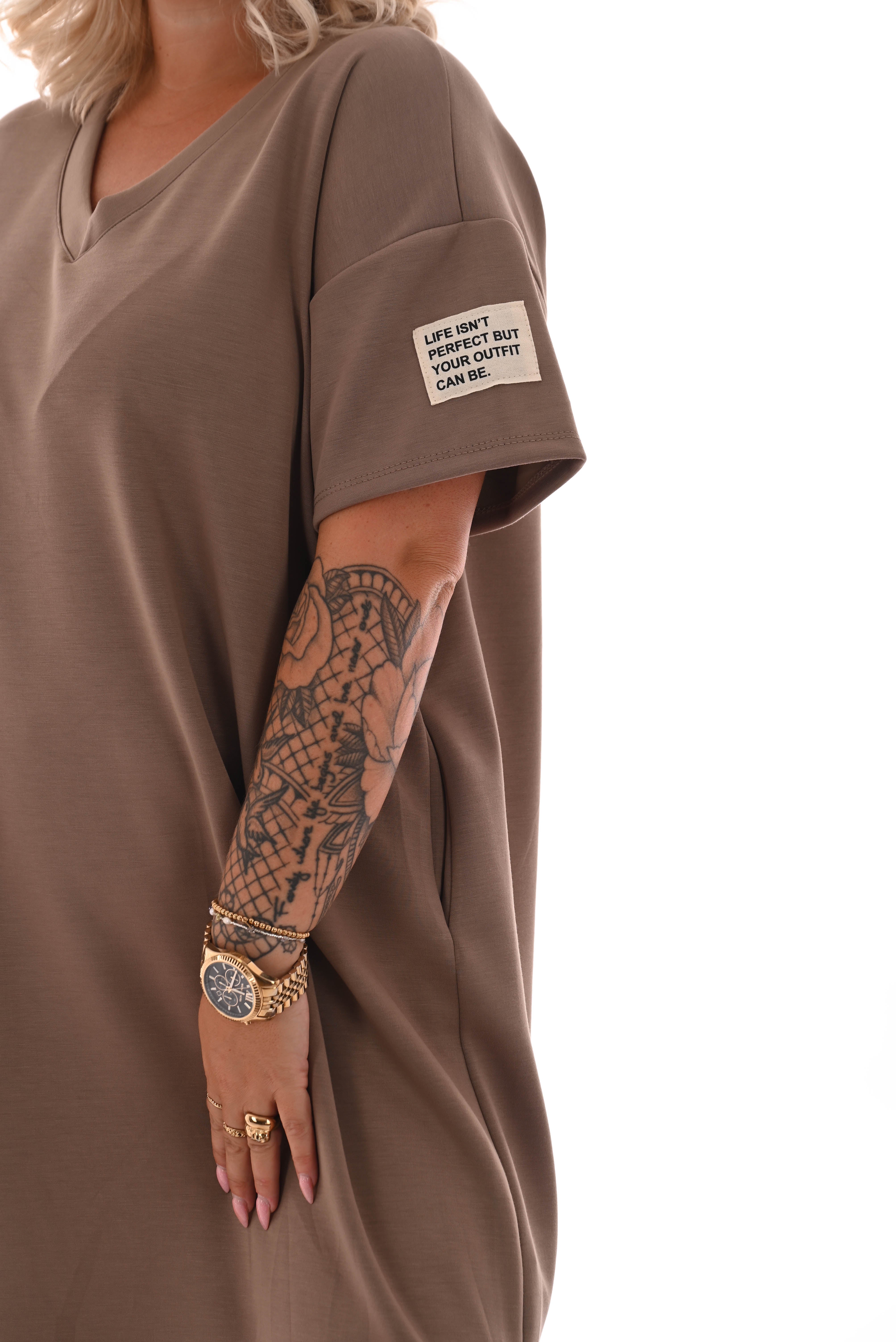 Sweaterdress v-hals korte mouwen applicatie taupe