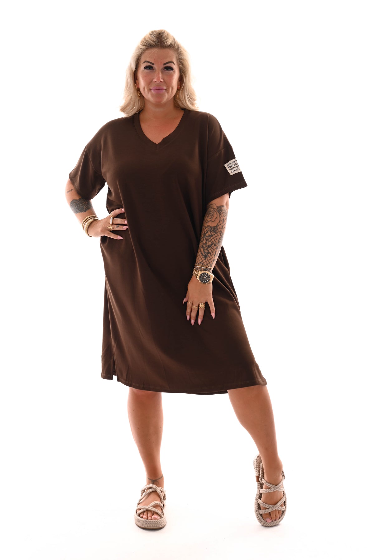 Sweaterdress v-hals korte mouwen applicatie bruin