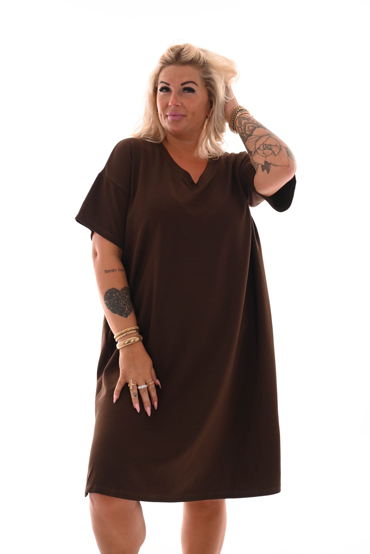 Sweaterdress v-hals korte mouwen applicatie bruin