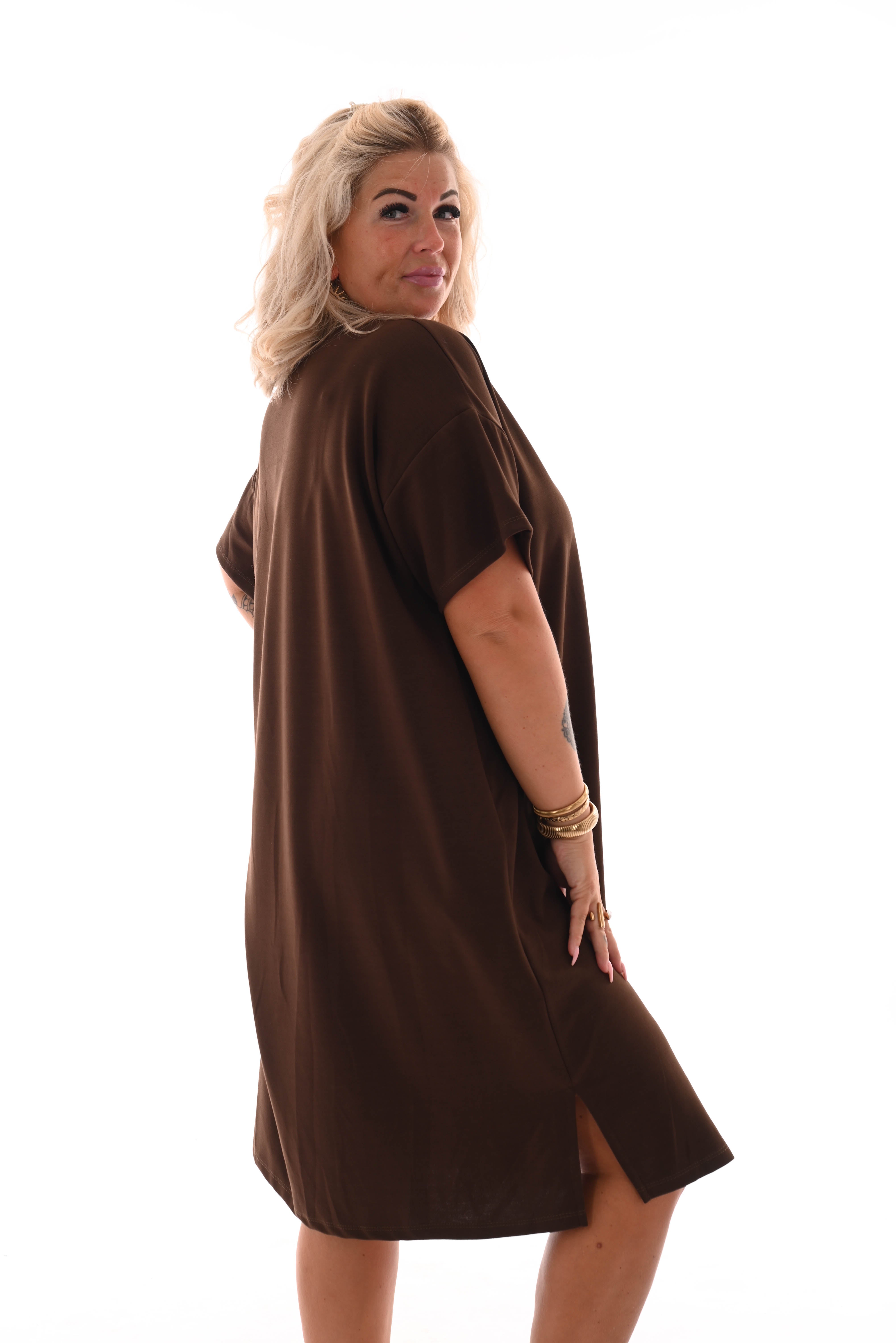 Sweaterdress v-hals korte mouwen applicatie bruin