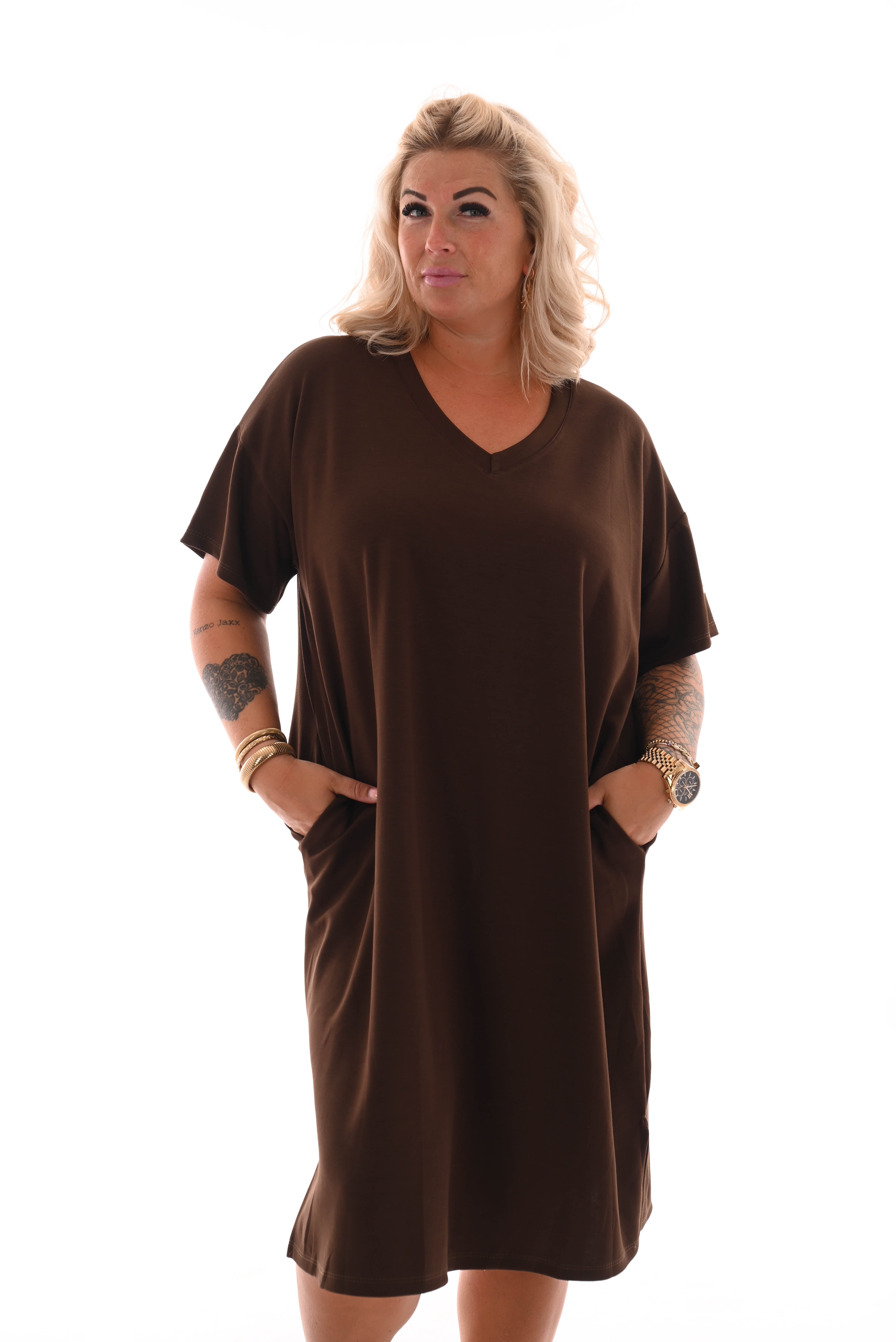 Sweaterdress v-hals korte mouwen applicatie bruin