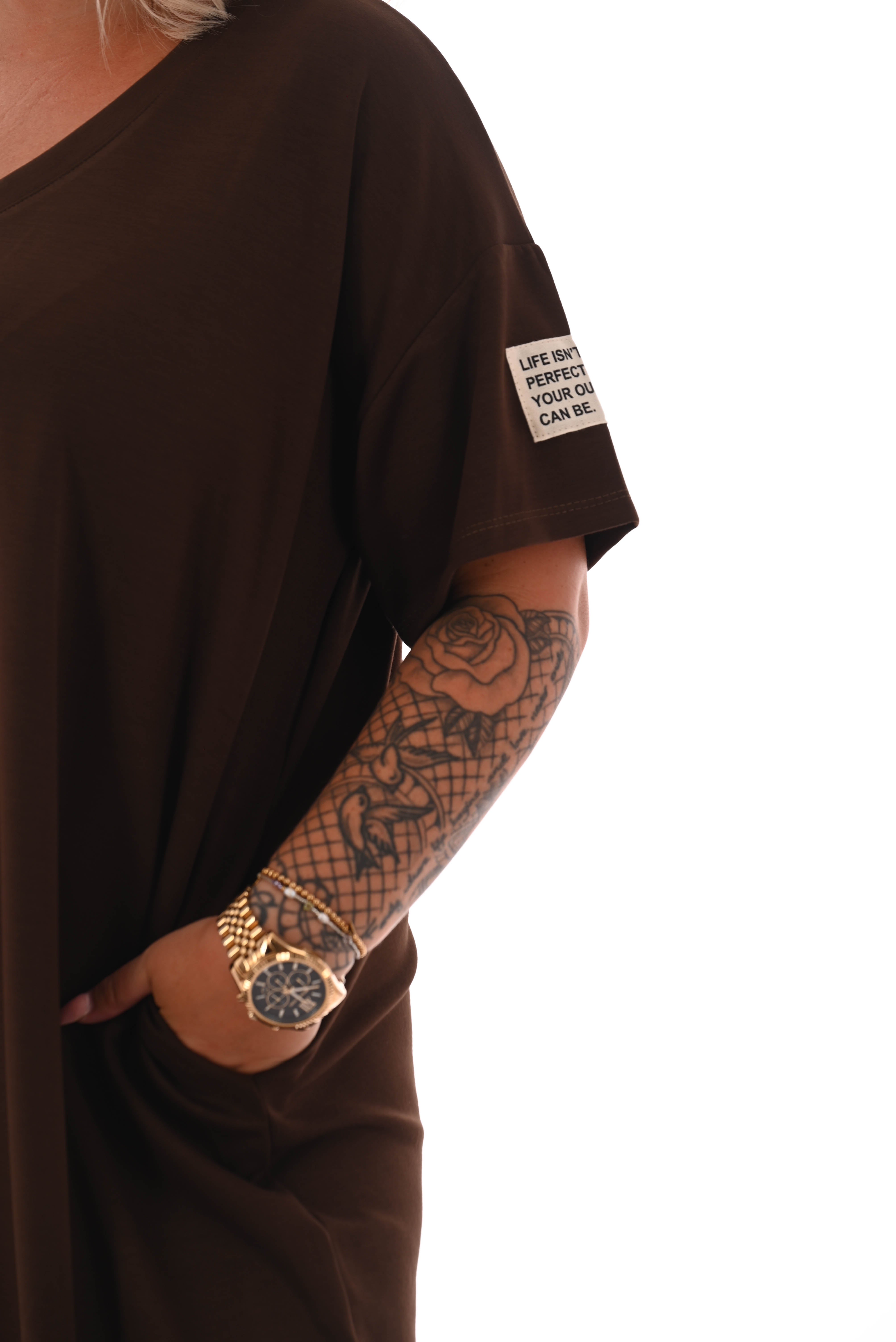Sweaterdress v-hals korte mouwen applicatie bruin