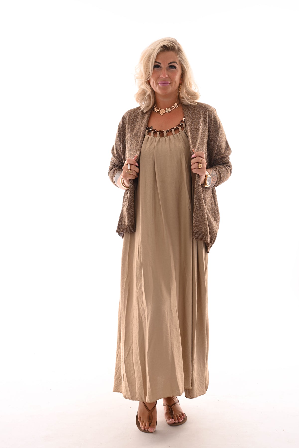 Lange jurk hals detail spaghetti bandjes beige