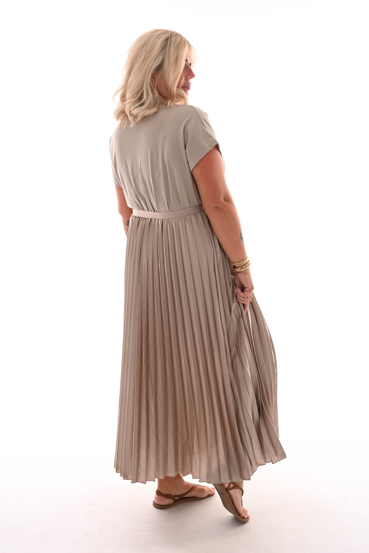 Lange jurk plooien rok met ceintuur beige