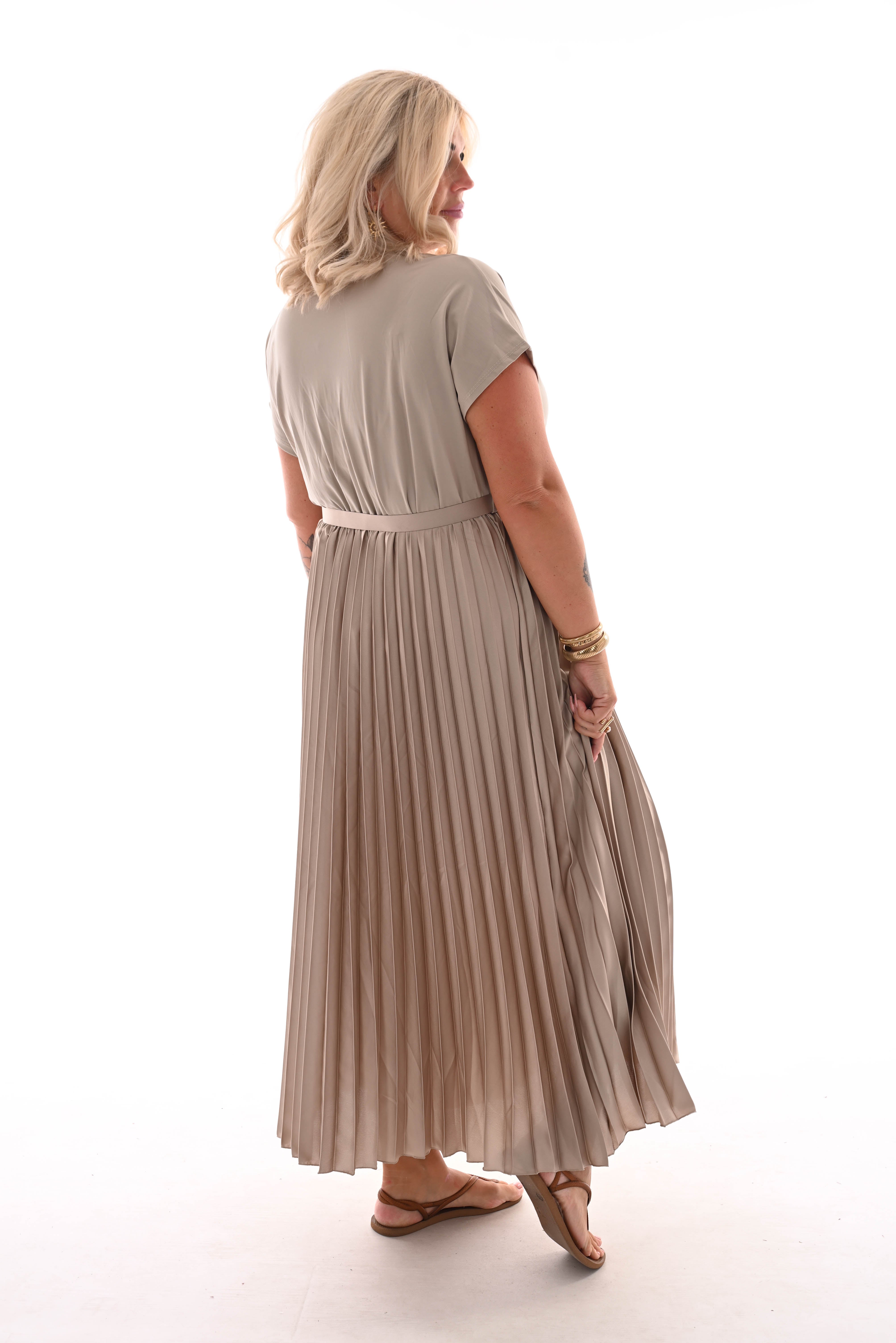 Lange jurk plooien rok met ceintuur beige