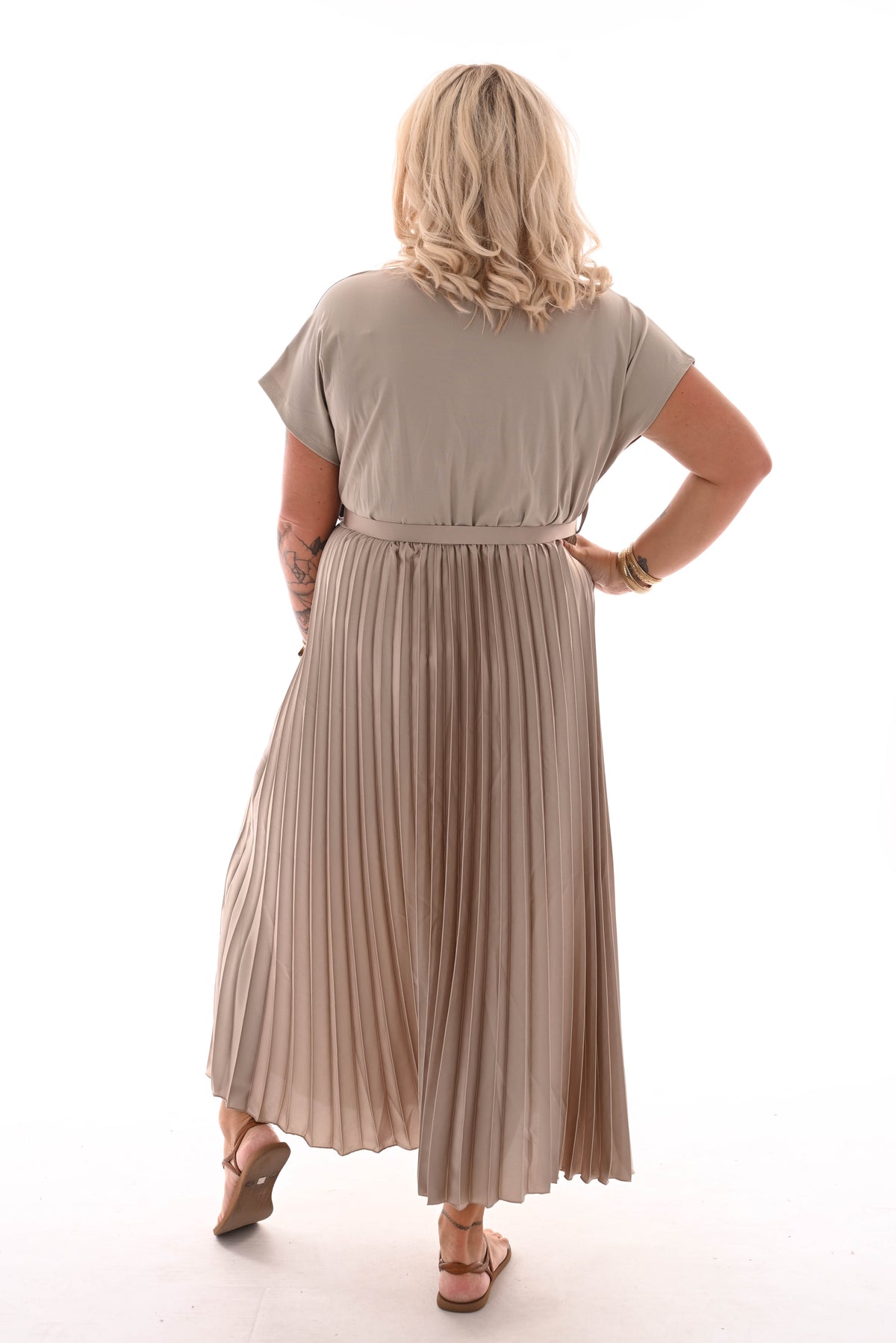 Lange jurk plooien rok met ceintuur beige
