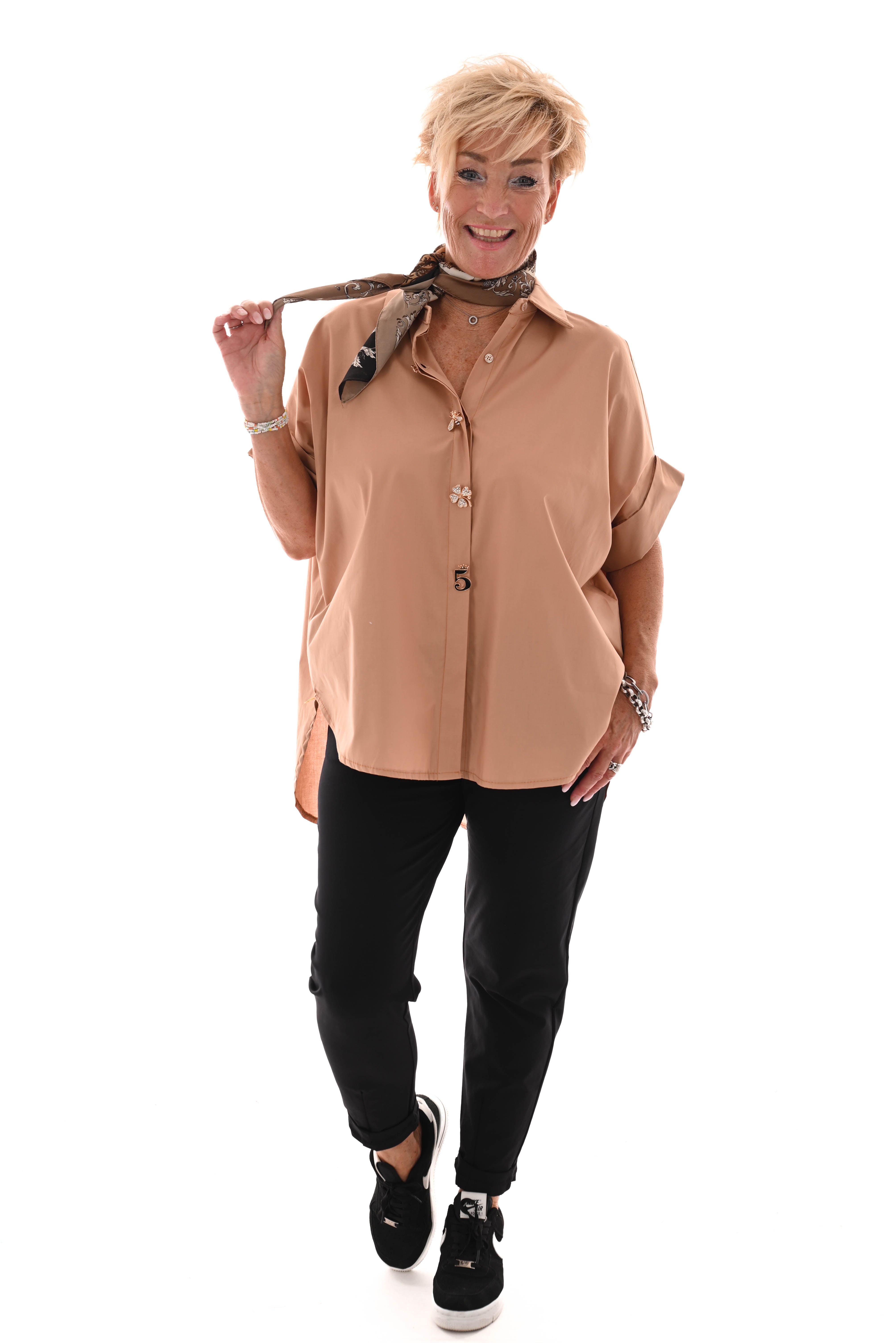 Korte blouse broche knopen camel