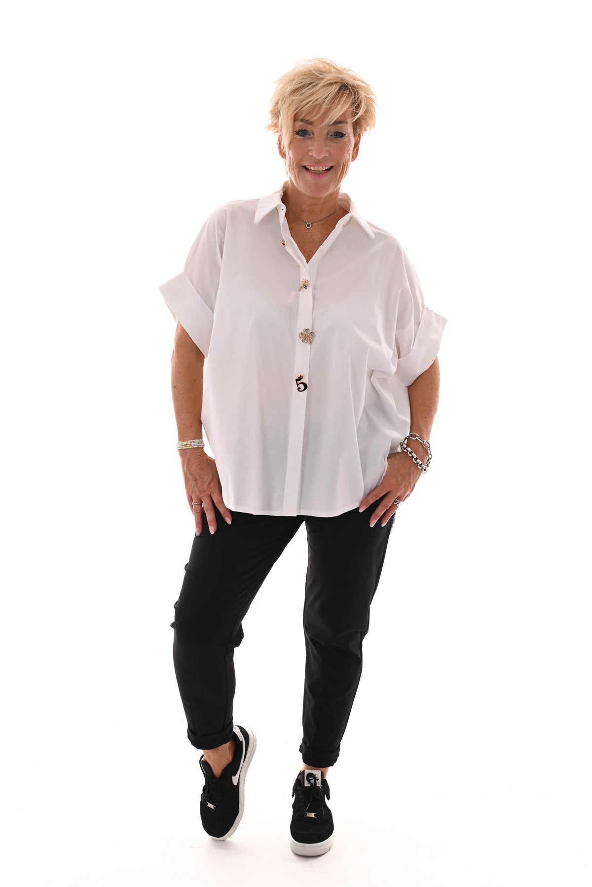 Korte blouse broche knopen roomwit