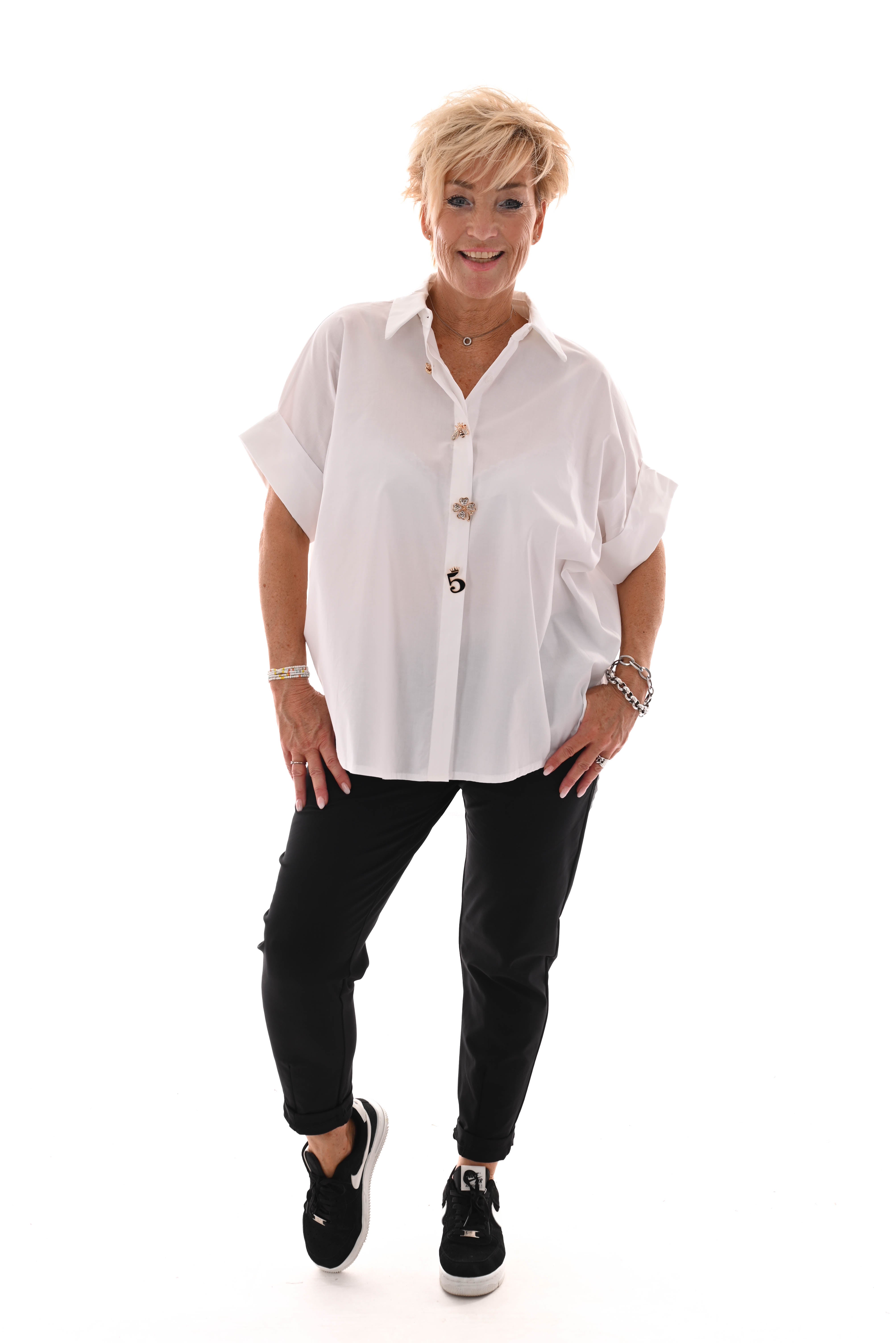 Korte blouse broche knopen roomwit