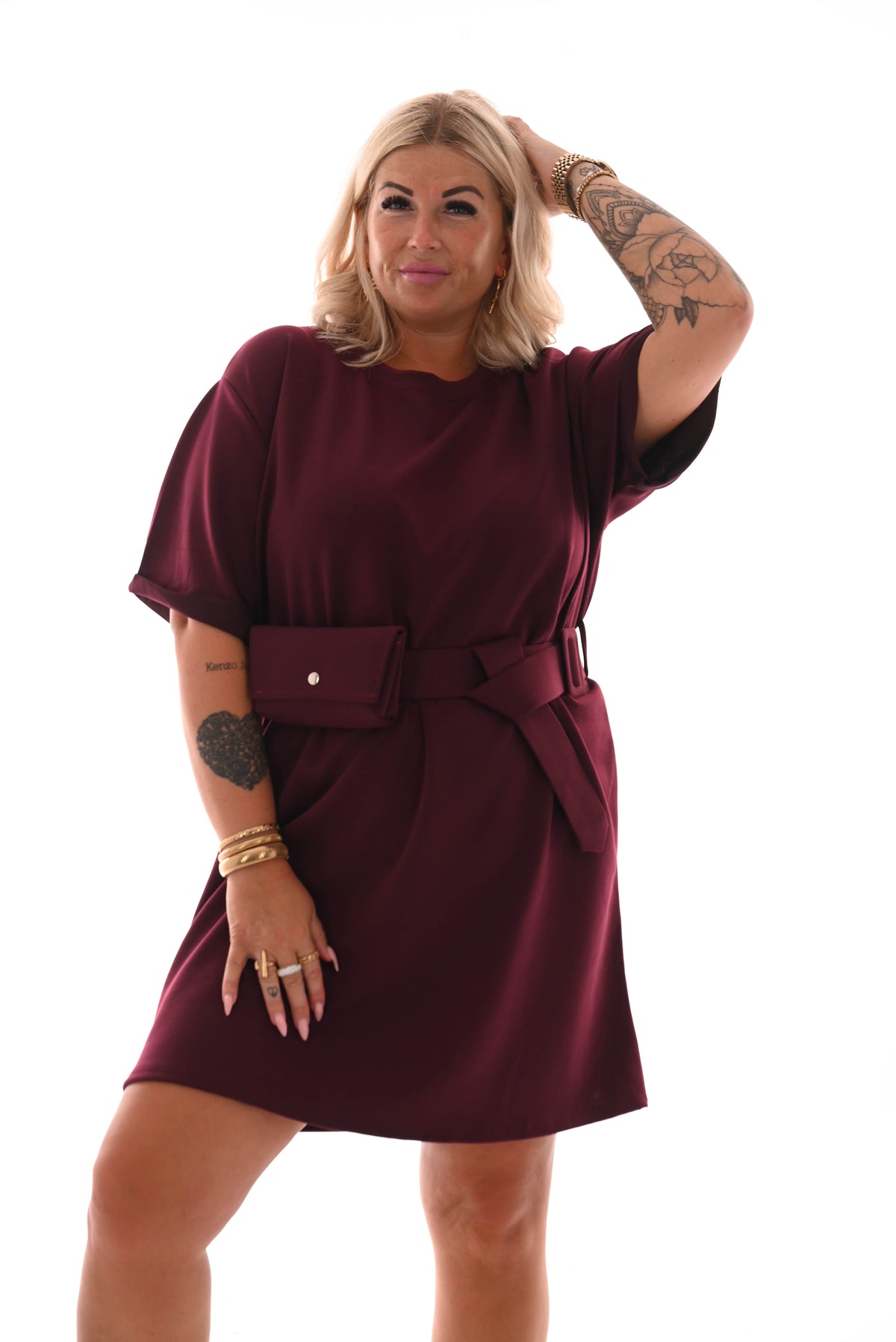 Korte jurk ronde hals met riem bordeaux