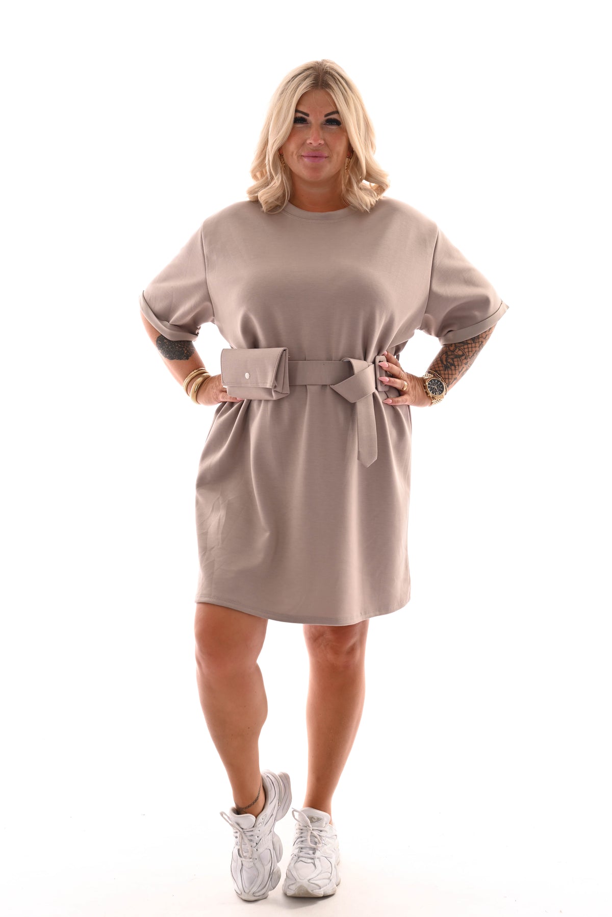 Korte jurk ronde hals met riem taupe