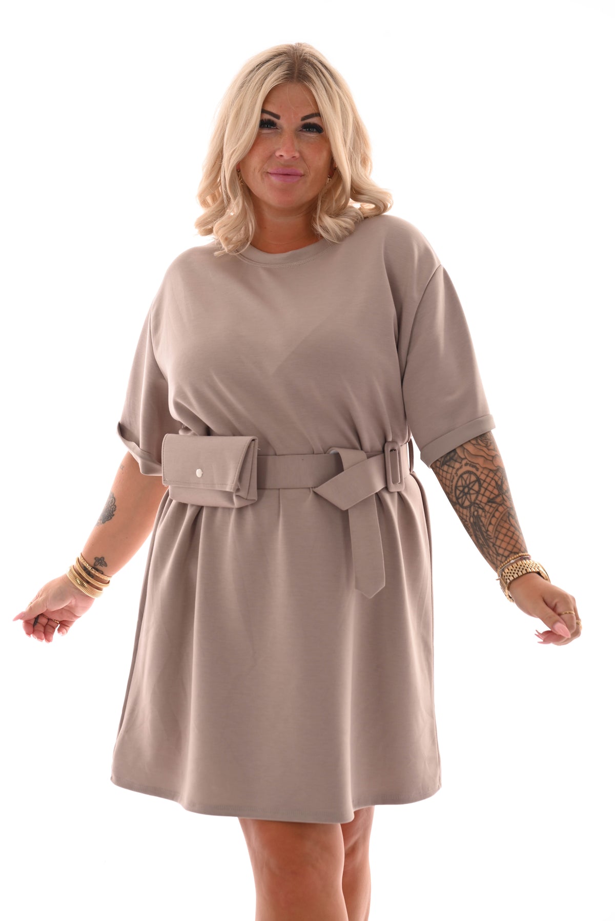 Korte jurk ronde hals met riem taupe