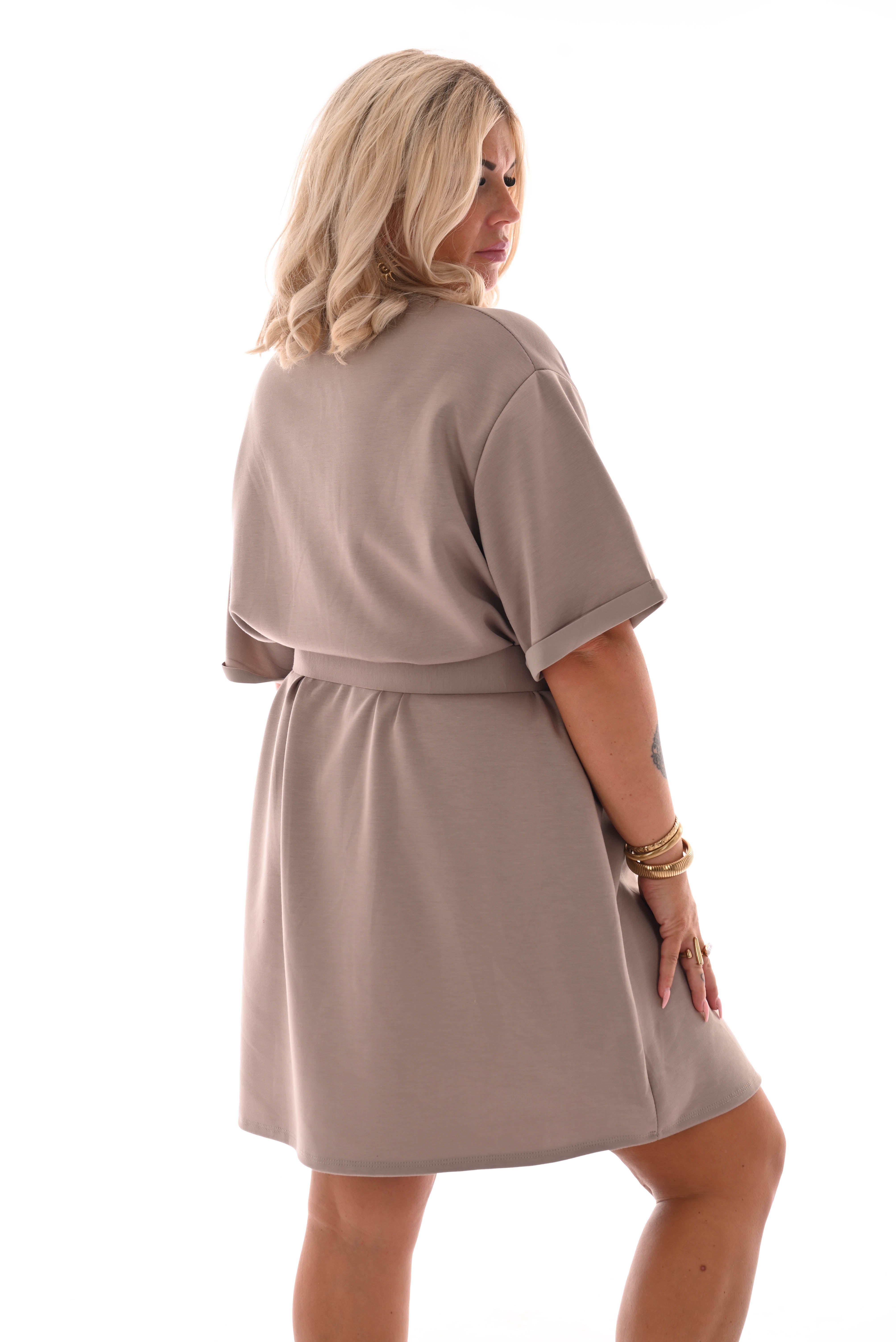 Korte jurk ronde hals met riem taupe
