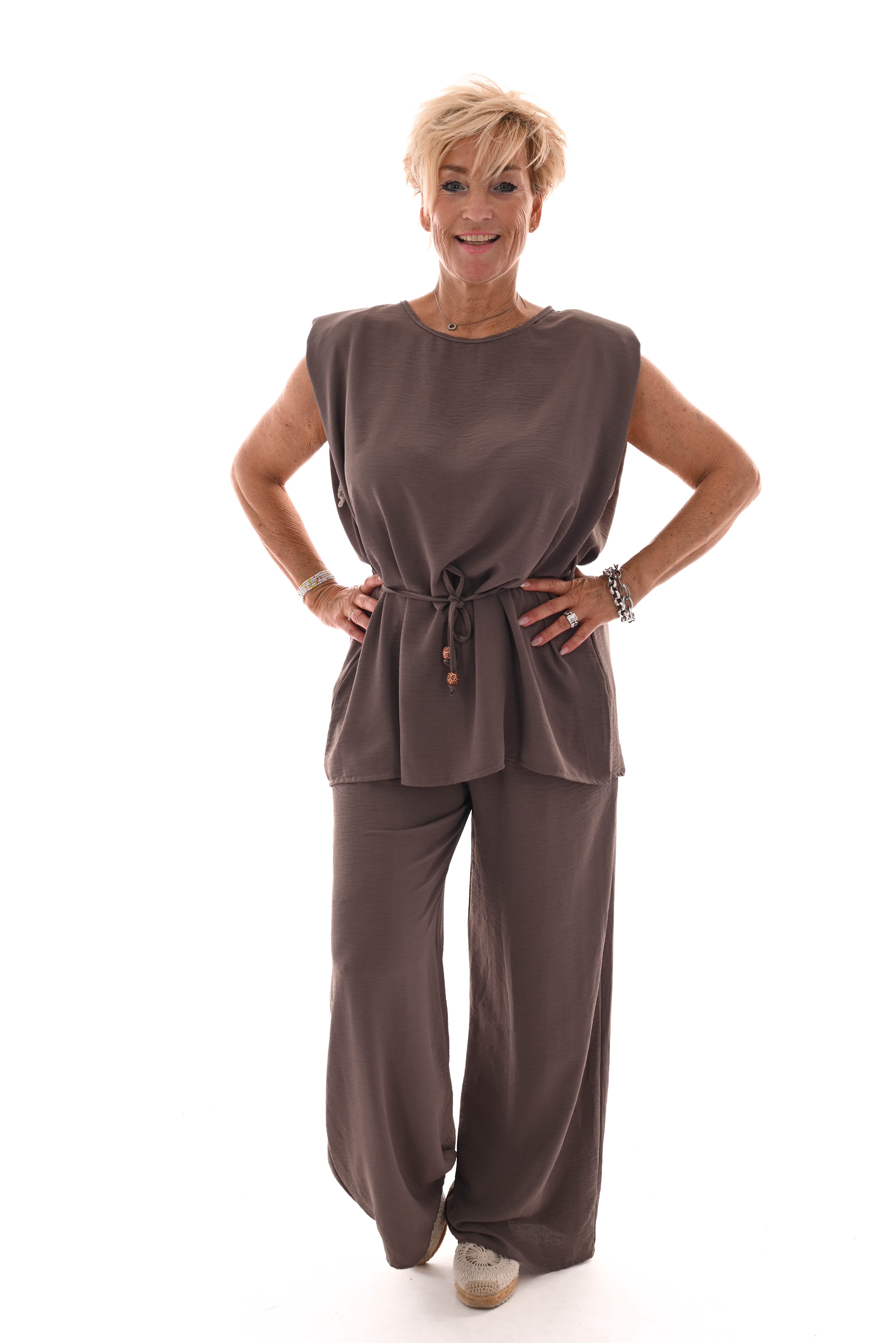 Tweedelig pak top met ceintuur taupe