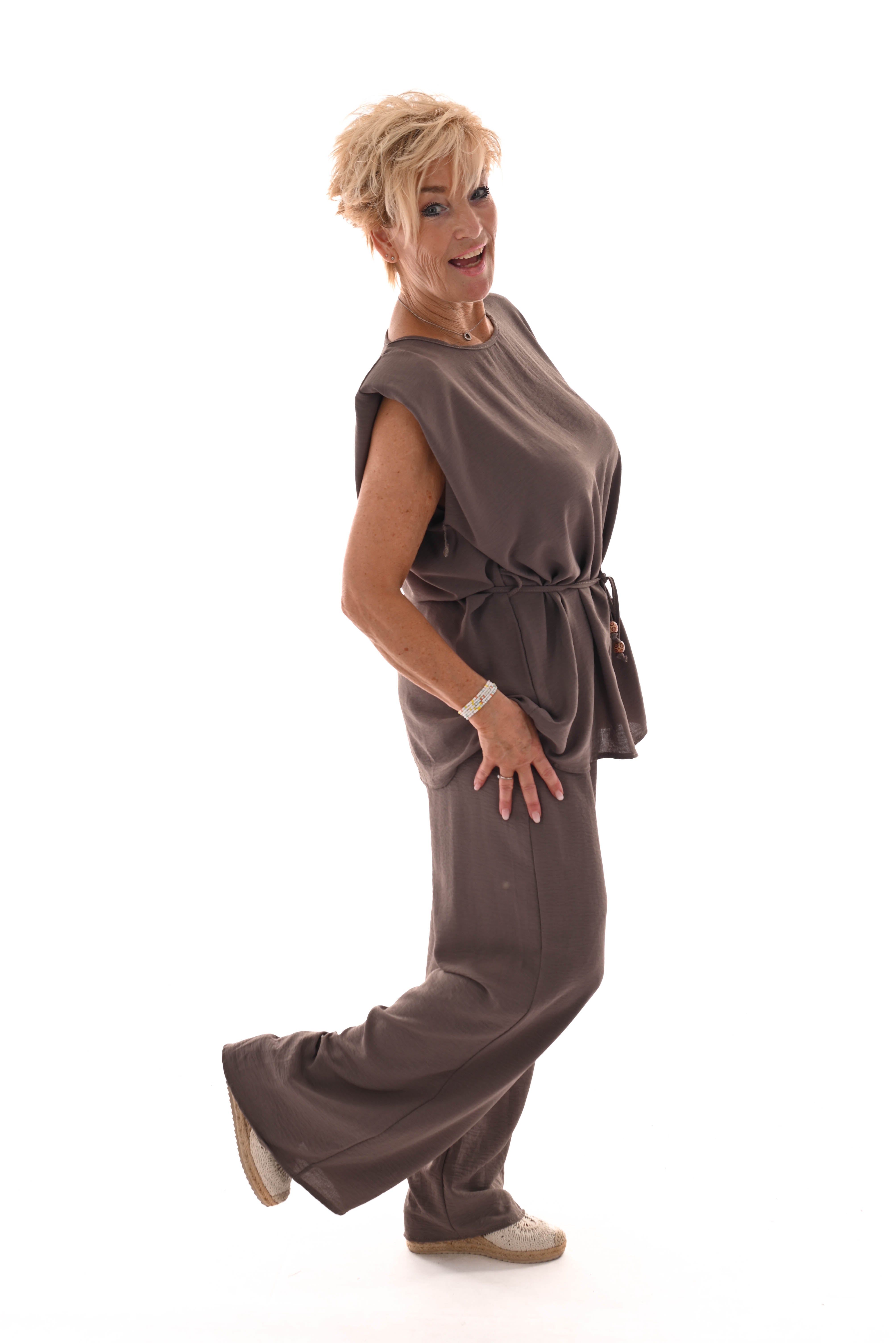 Tweedelig pak top met ceintuur taupe
