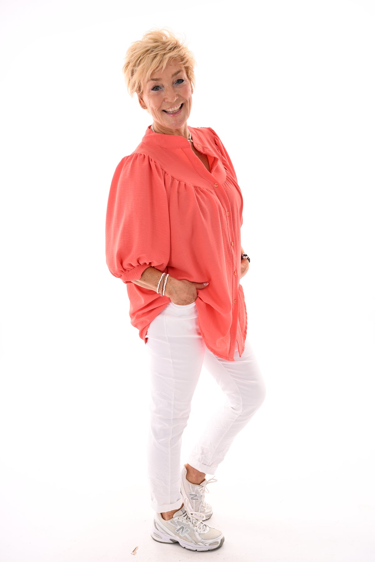Doorknoop blouse korte pofmouwen uni zalm