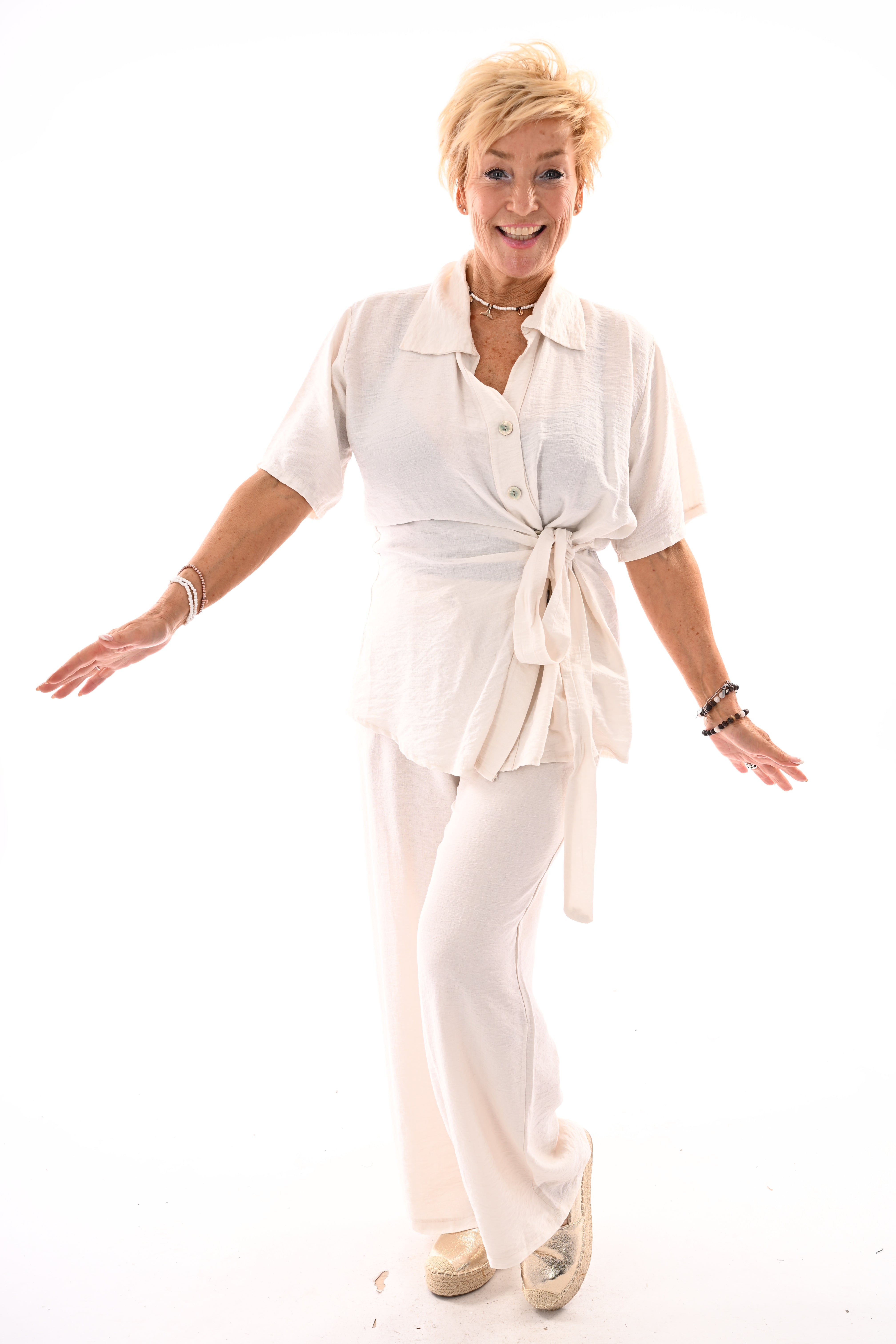 Tweedelig set doorknoop blouse met ceintuur beige