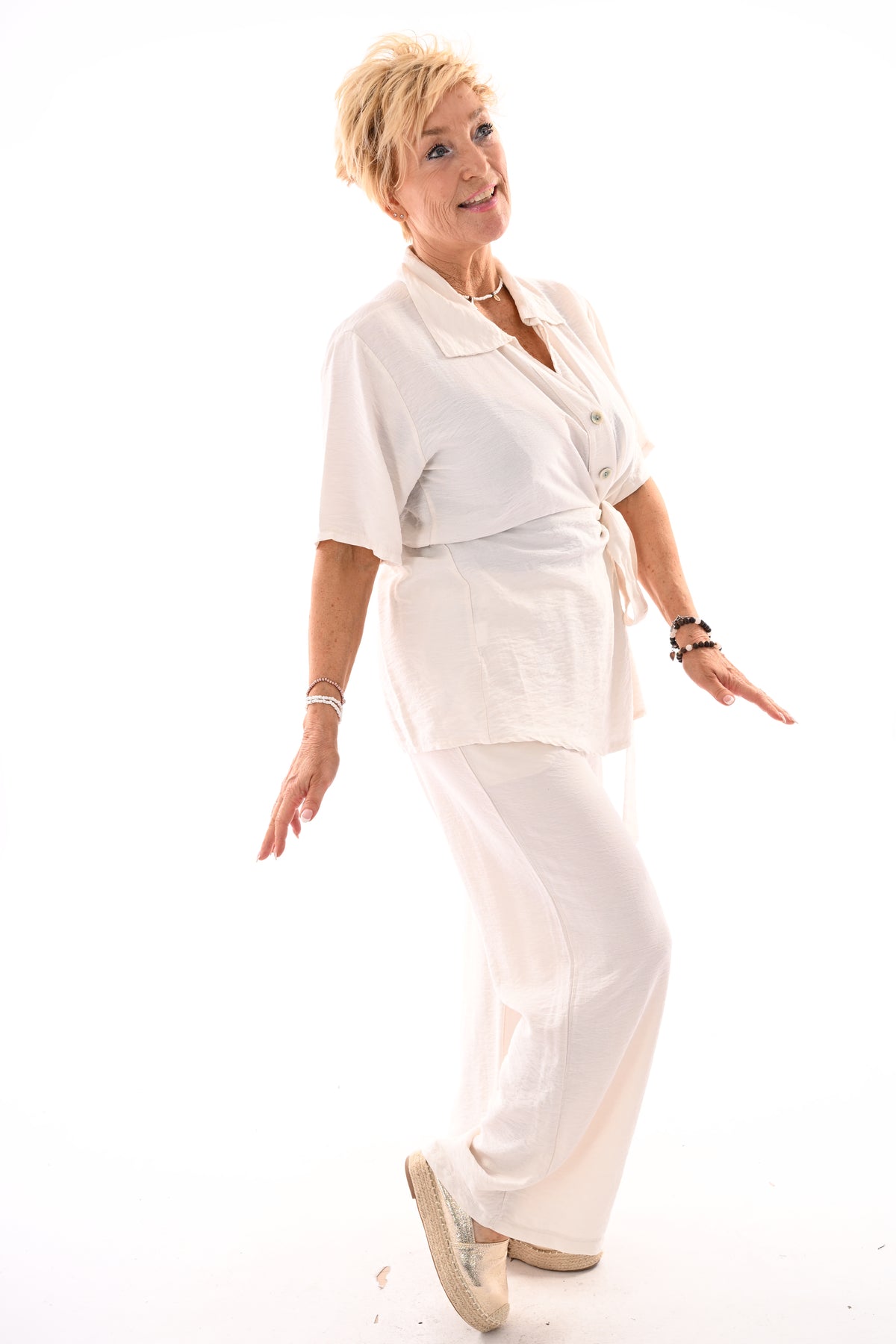 Tweedelig set doorknoop blouse met ceintuur beige