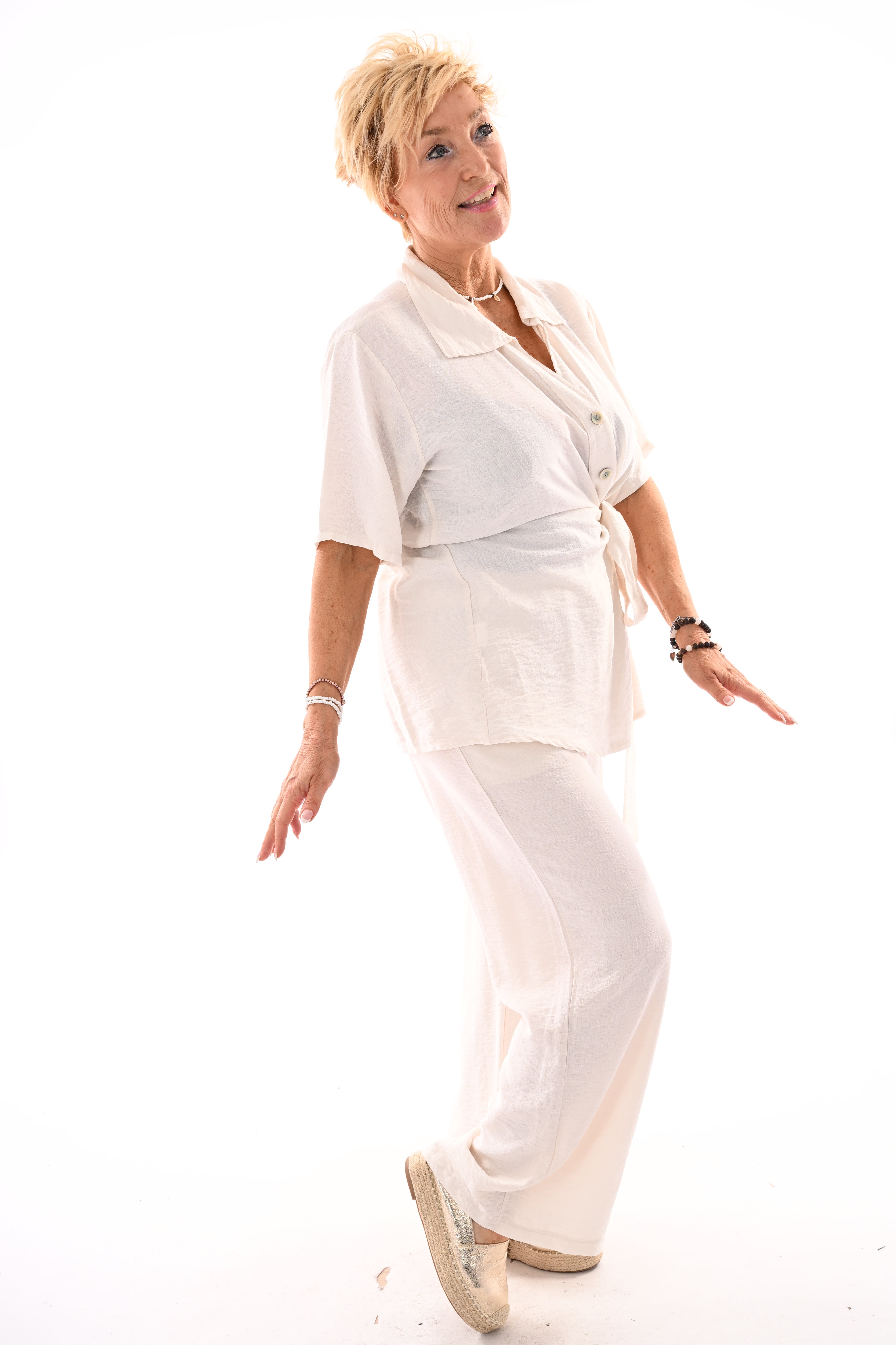 Tweedelig set doorknoop blouse met ceintuur beige