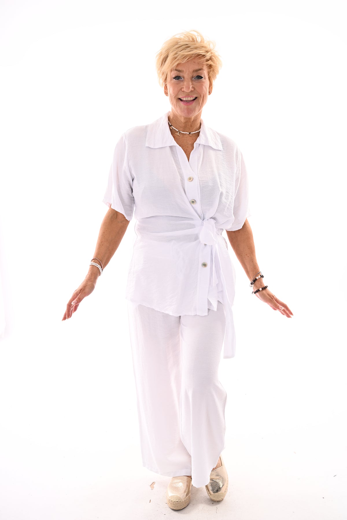 Tweedelig set doorknoop blouse met ceintuur wit