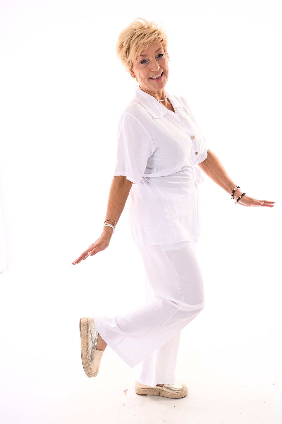 Tweedelig set doorknoop blouse met ceintuur wit