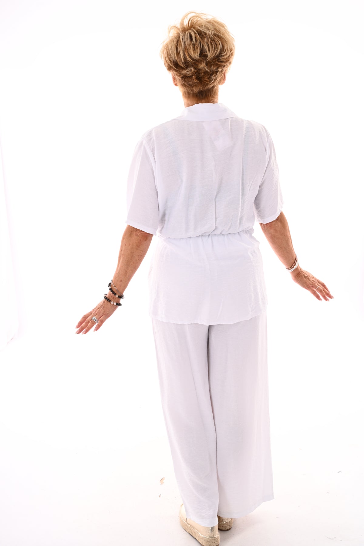Tweedelig set doorknoop blouse met ceintuur wit