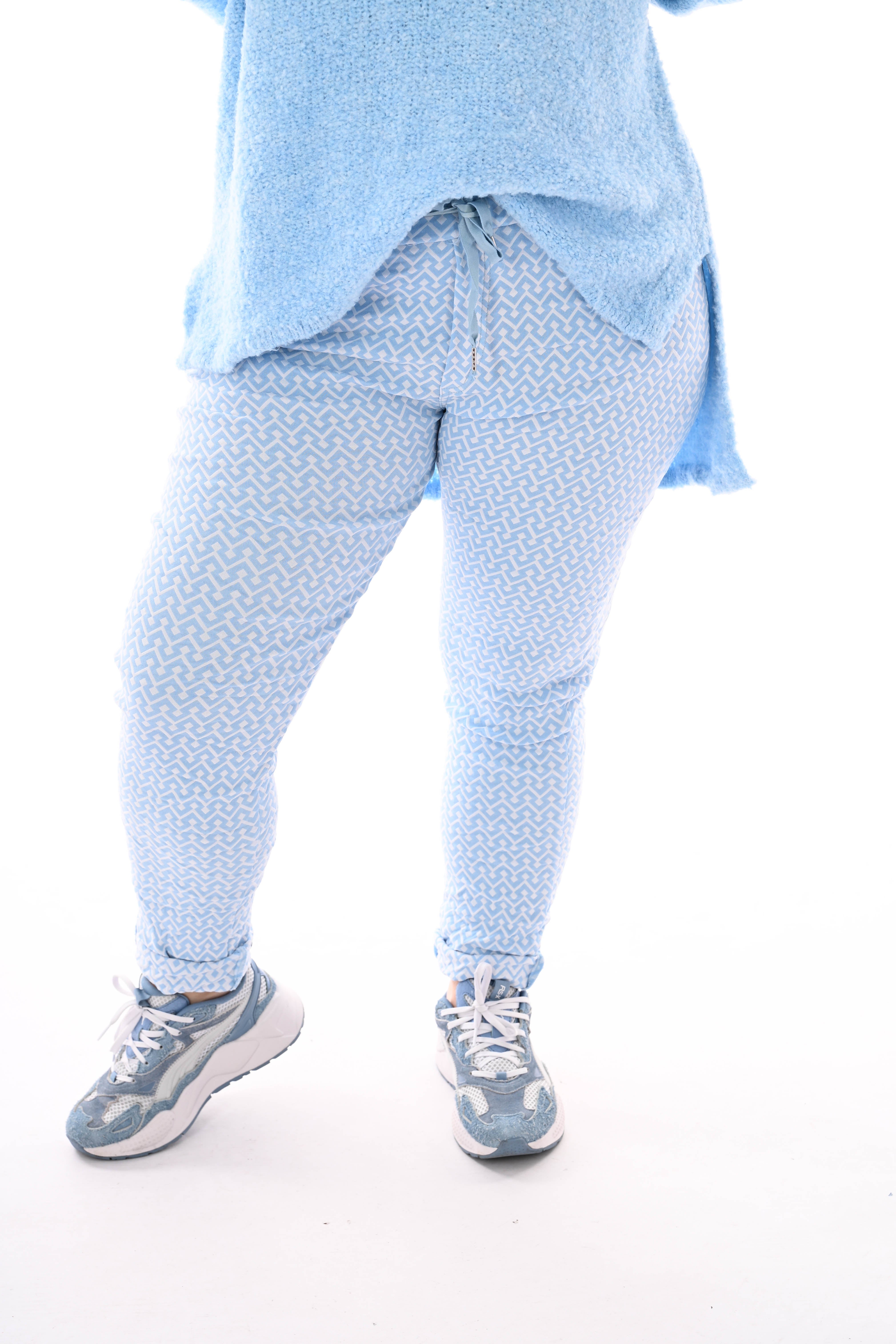 Stretchbroek geometrisch pijlprint lichtblauw