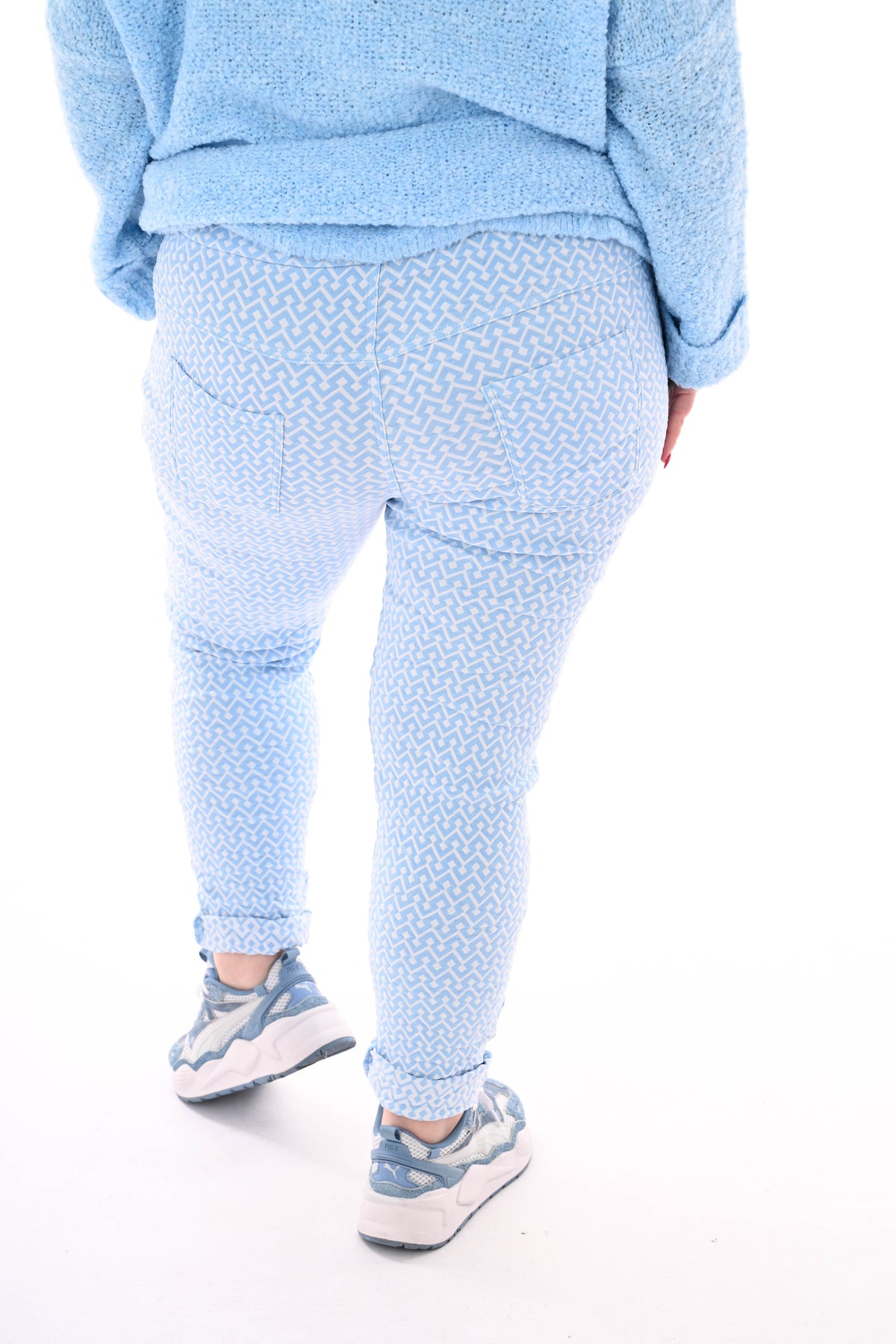 Stretchbroek geometrisch pijlprint lichtblauw