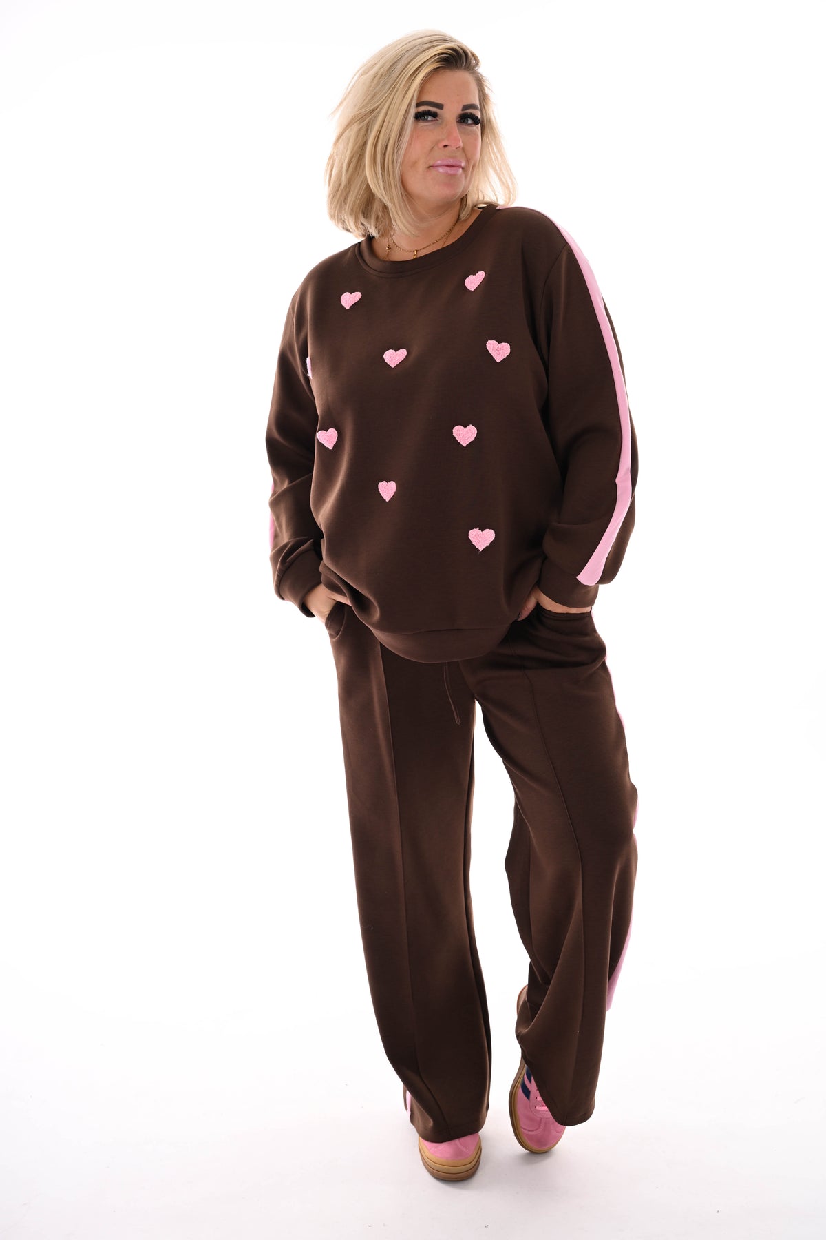 Tweedelig joggingspak met hartjes bruin