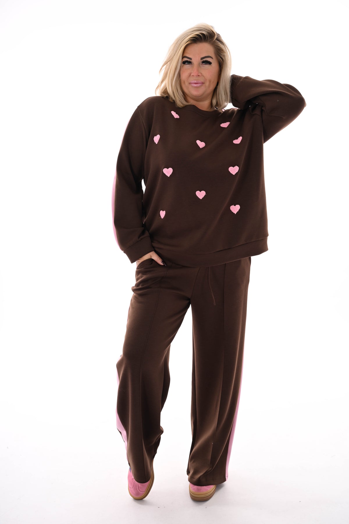 Tweedelig joggingspak met hartjes bruin