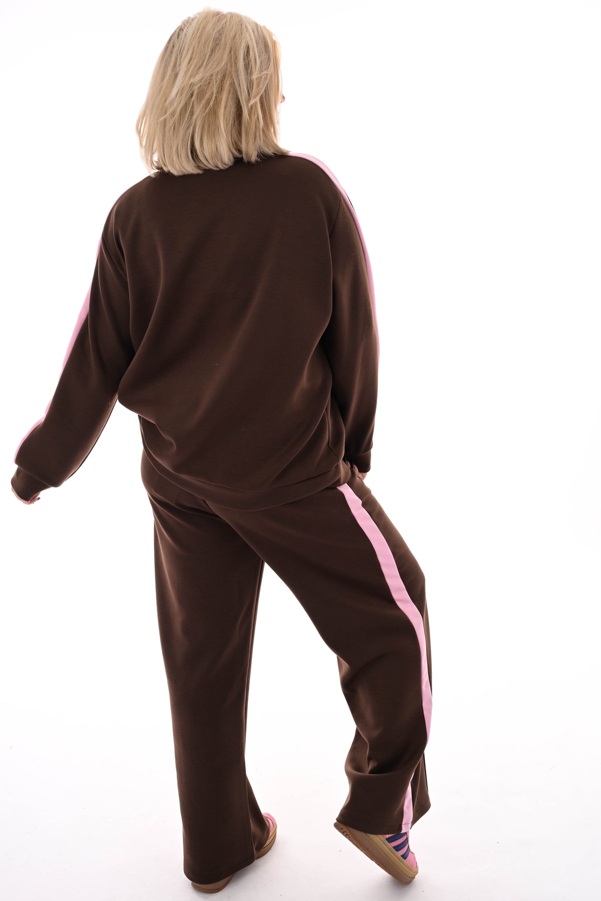 Tweedelig joggingspak met hartjes bruin