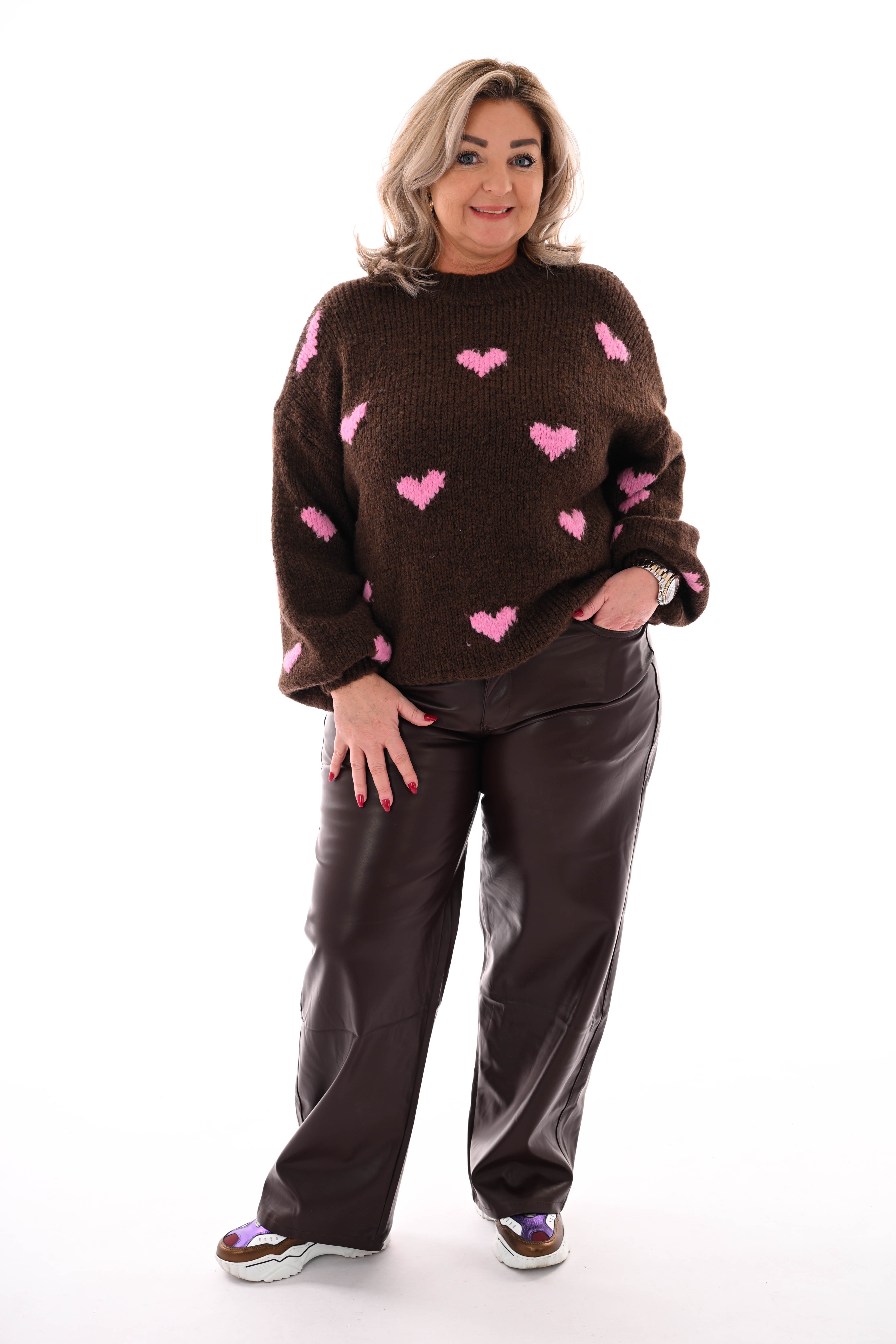 Gebreide trui kleine hartjes donkerbruin