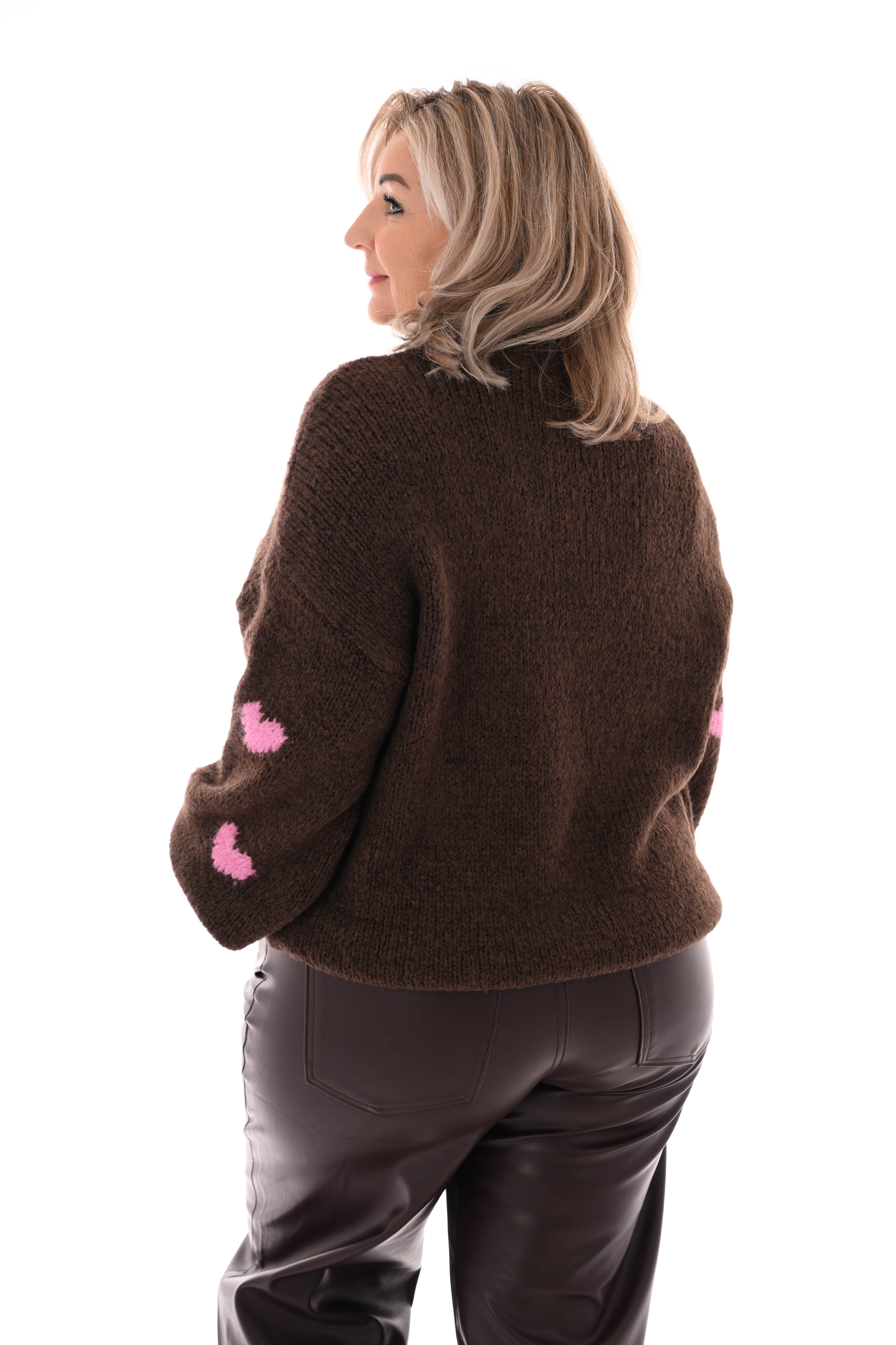 Gebreide trui kleine hartjes donkerbruin