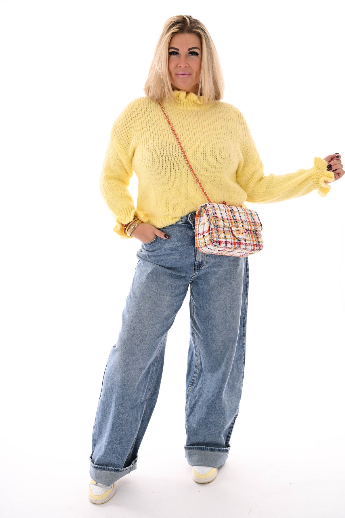 Gebreide trui roezelkraag en mouwen lichtgeel