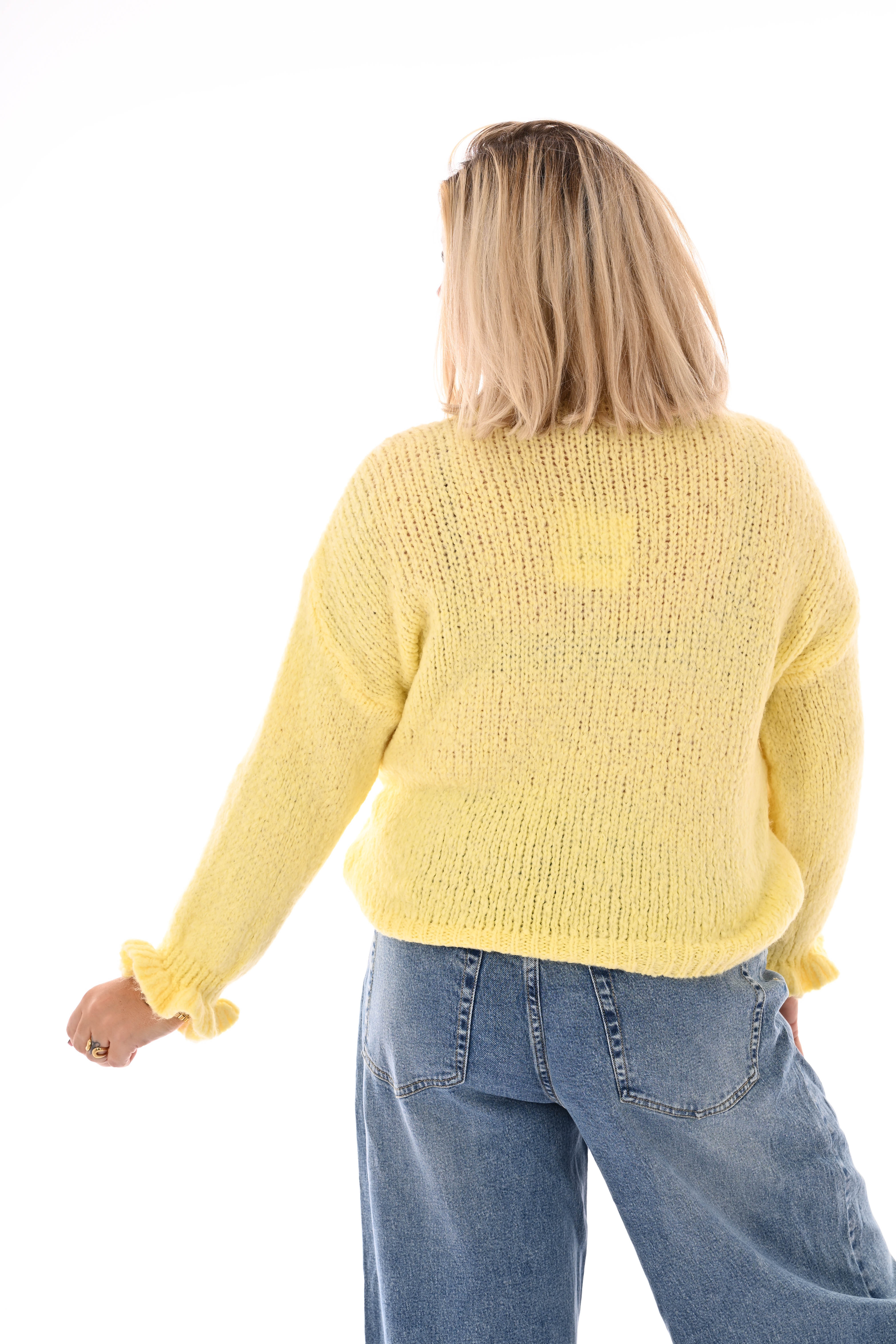 Gebreide trui roezelkraag en mouwen lichtgeel