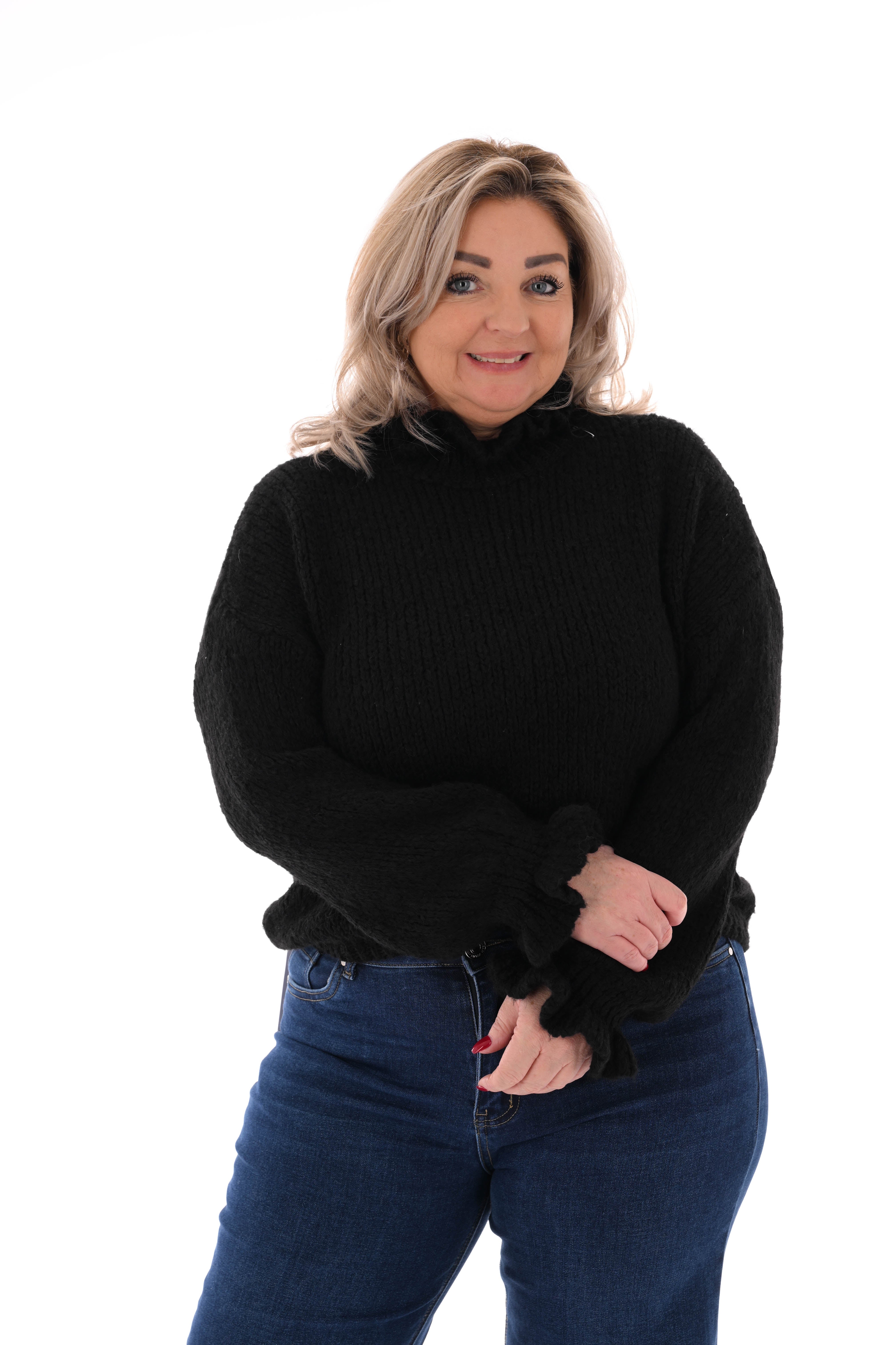 Gebreide trui roezelkraag en mouwen zwart