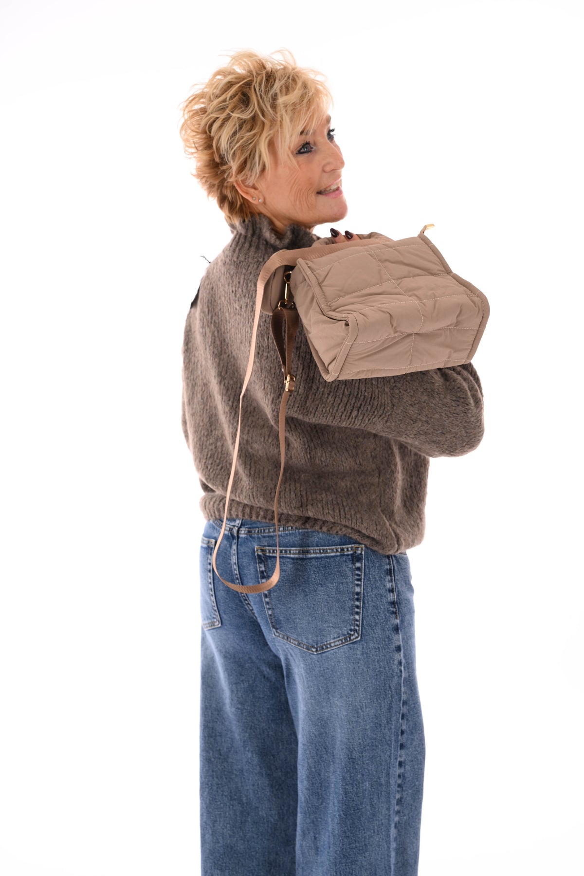 Gebreide trui roezelkraag en mouwen taupe