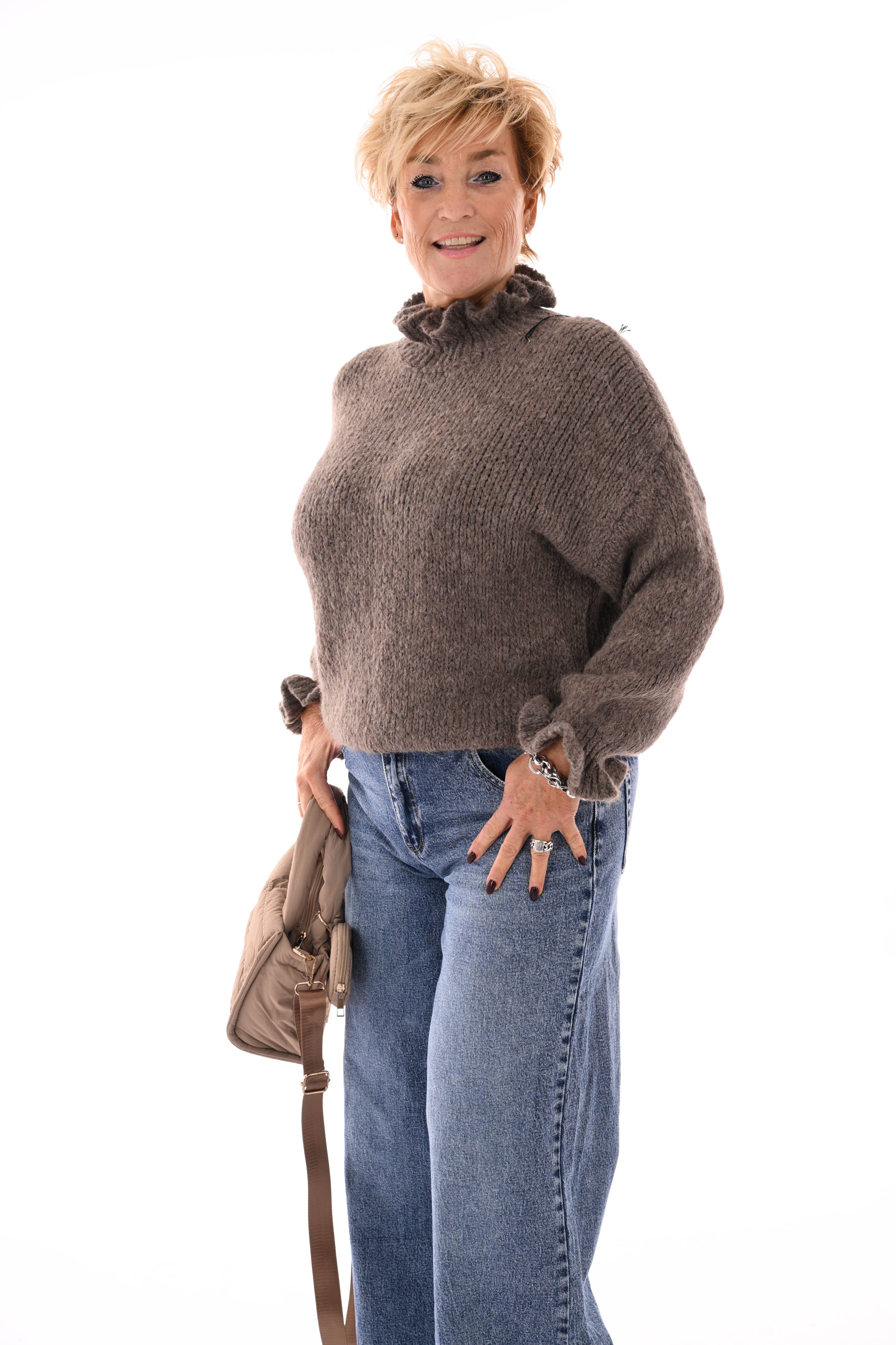 Gebreide trui roezelkraag en mouwen taupe