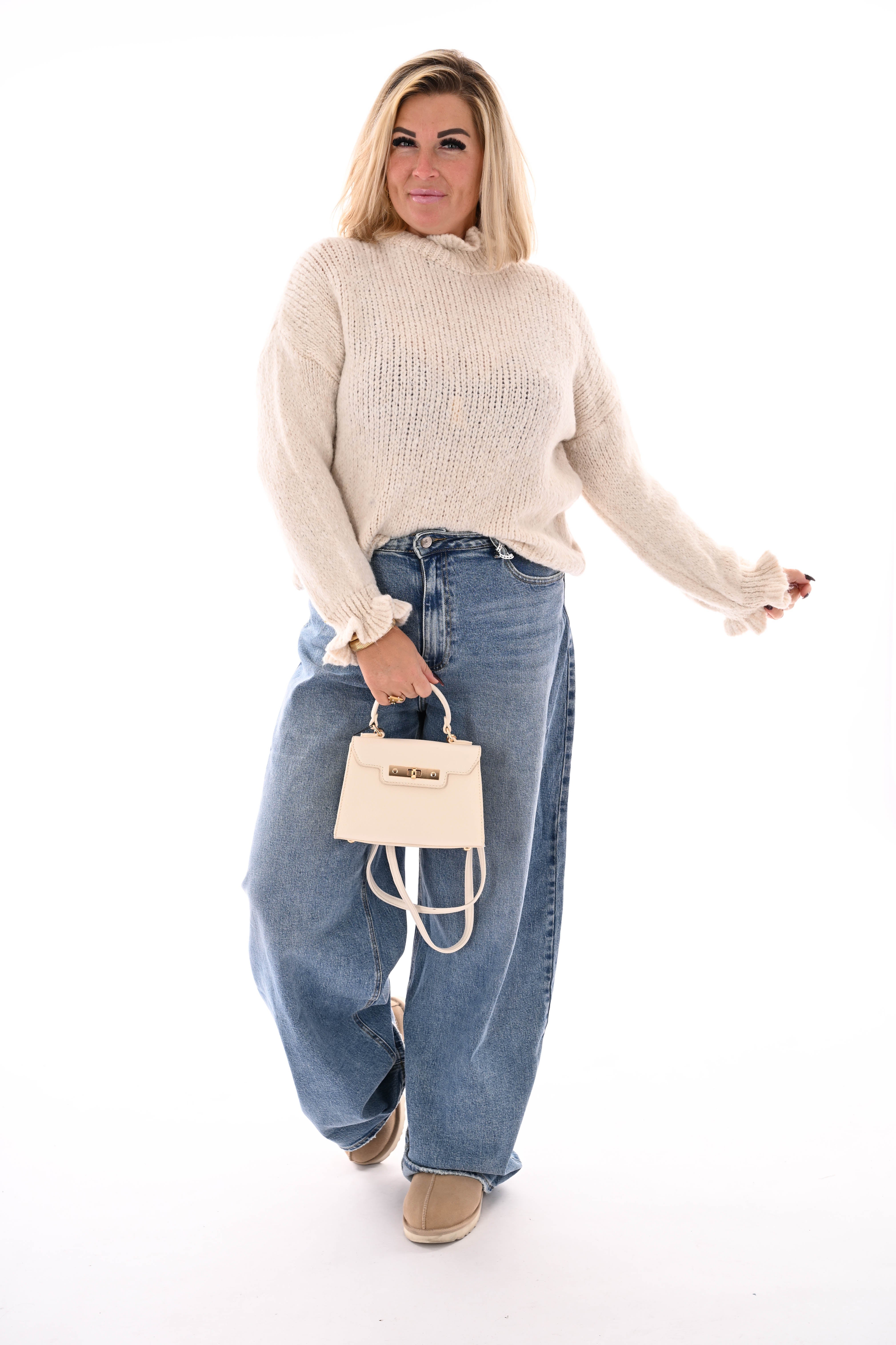 Gebreide trui roezelkraag en mouwen beige