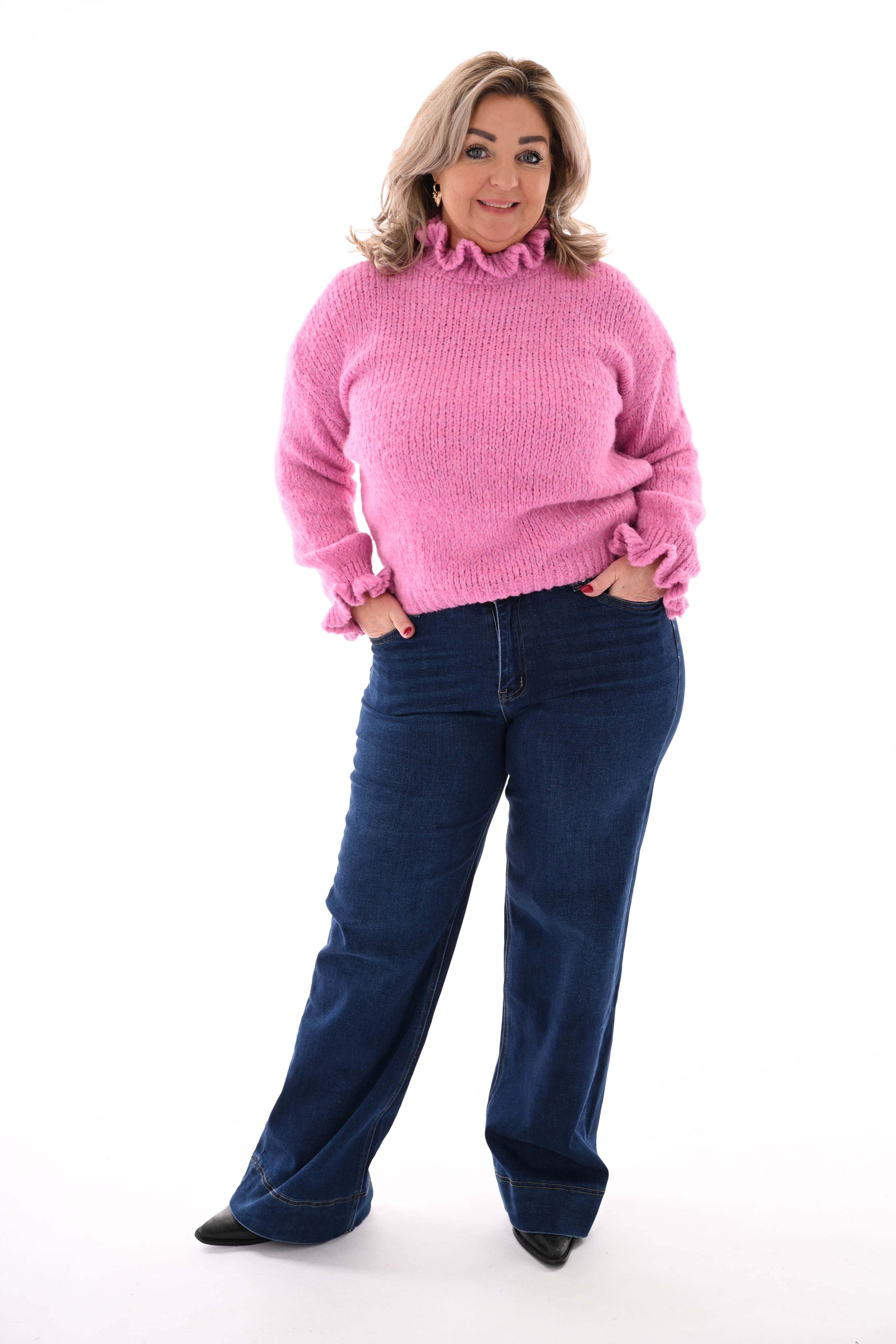 Gebreide trui roezelkraag en mouwen roze