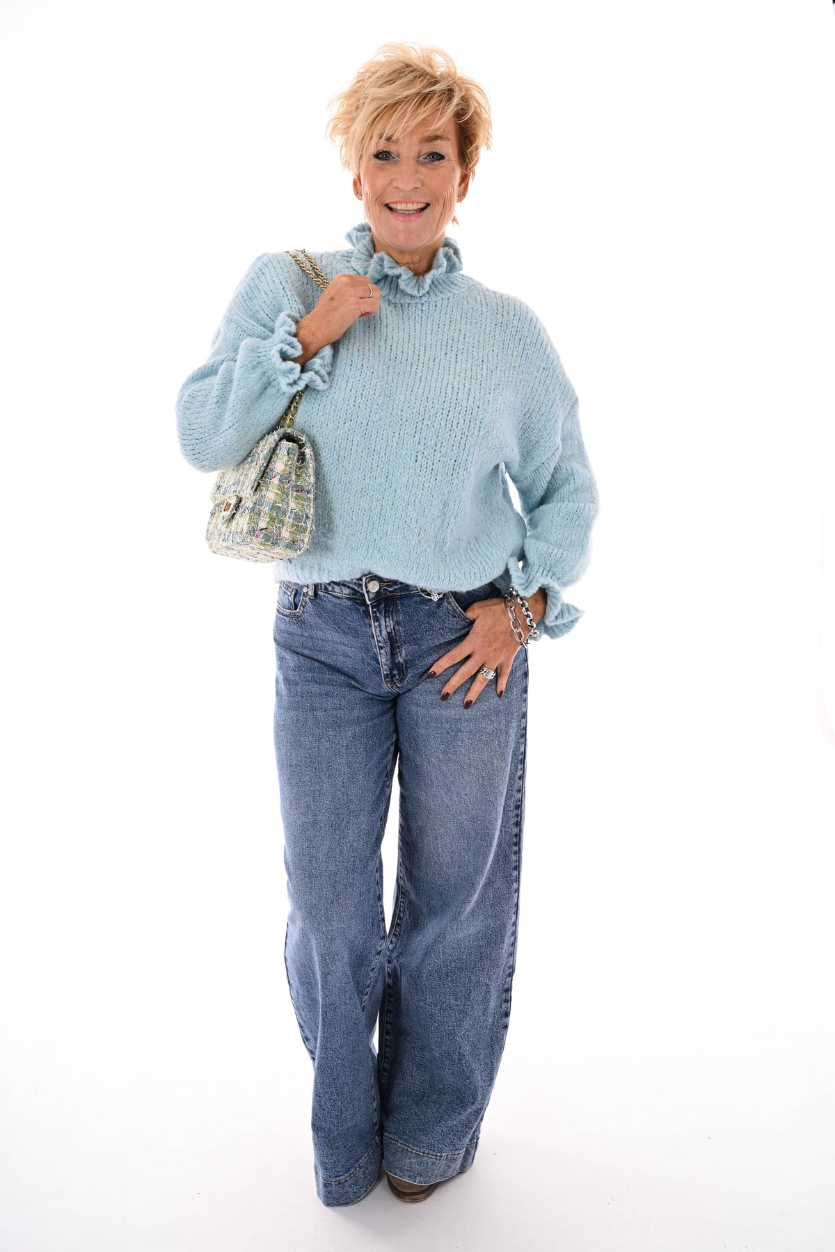 Gebreide trui roezelkraag en mouwen lichtblauw