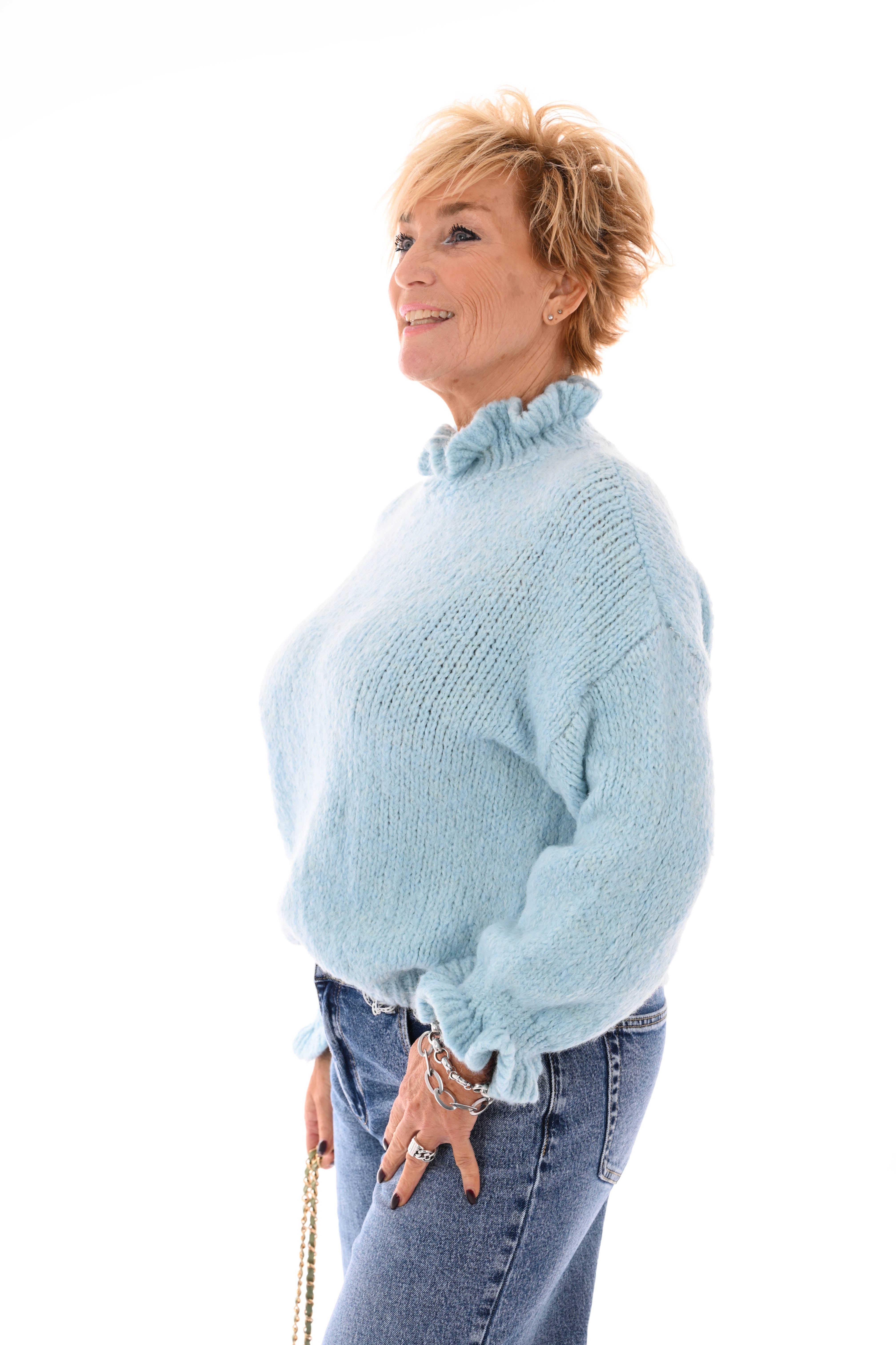 Gebreide trui roezelkraag en mouwen lichtblauw