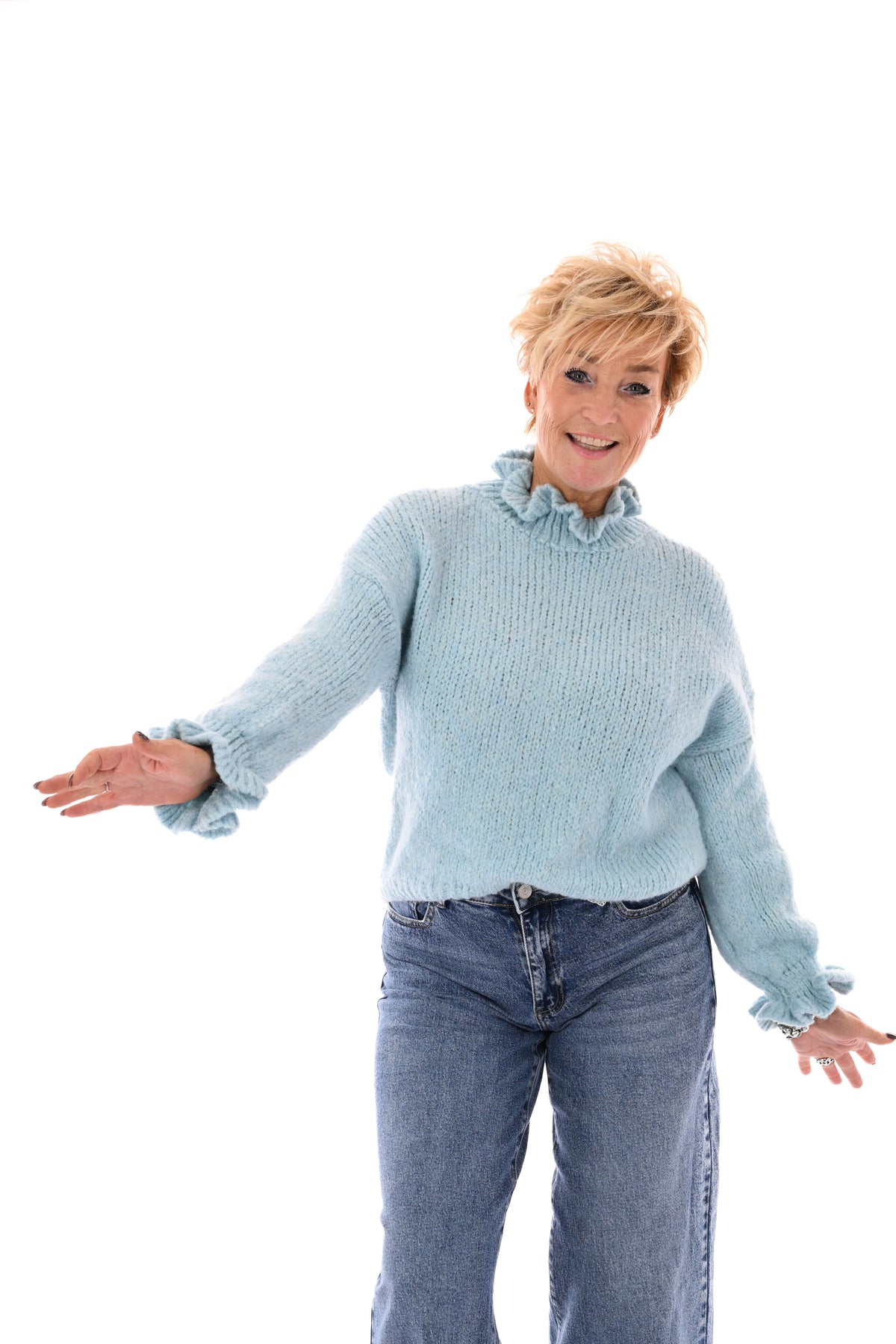 Gebreide trui roezelkraag en mouwen lichtblauw