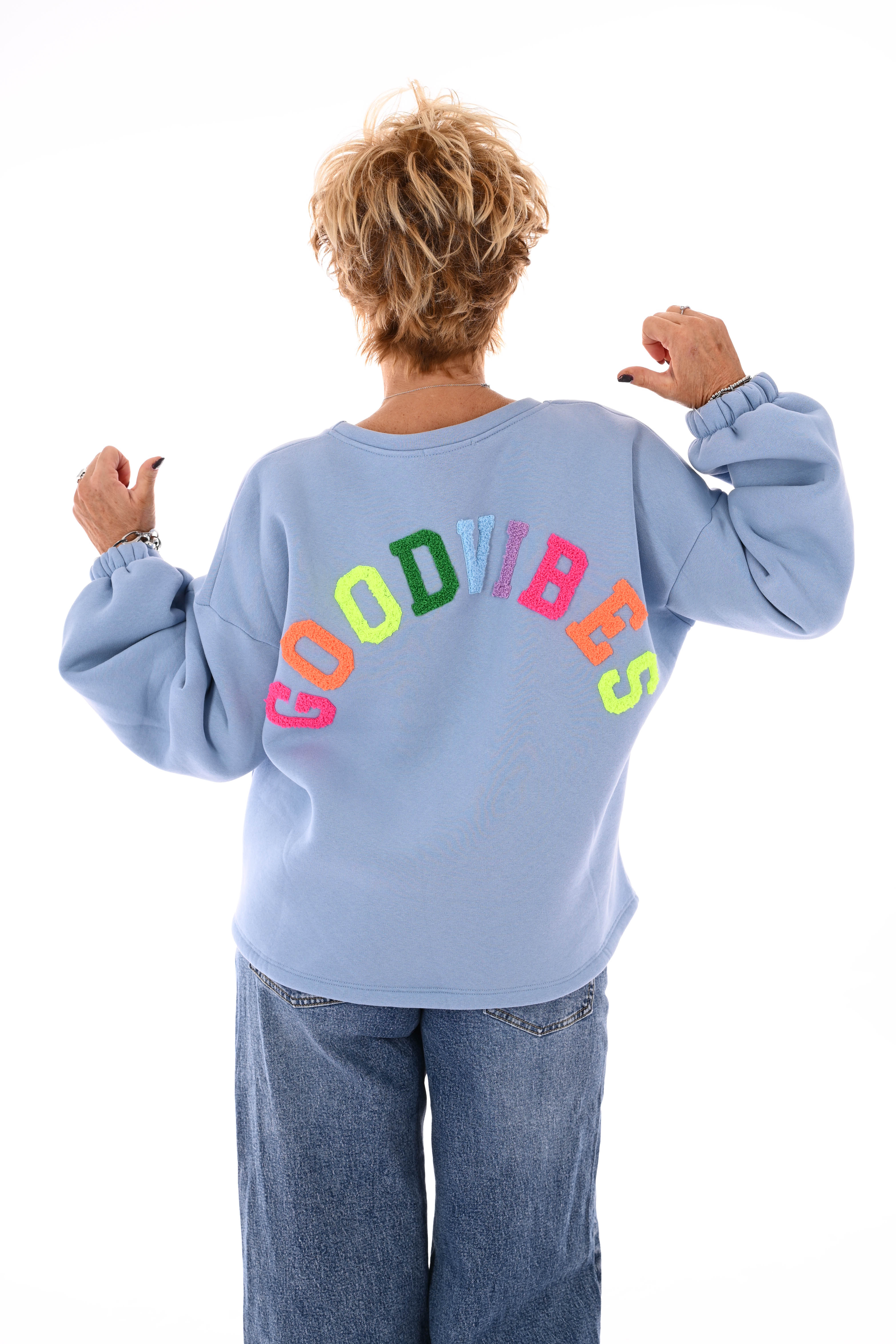 Sweater good vibes lichtblauw