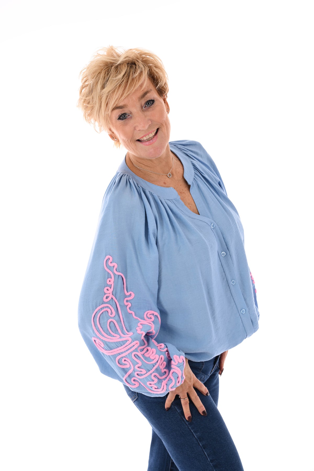 Blouse mouwen met borduursels lichtblauw