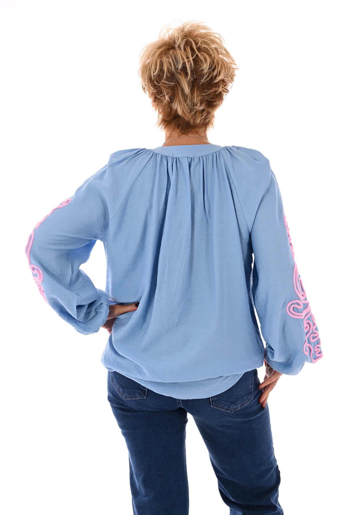 Blouse mouwen met borduursels lichtblauw