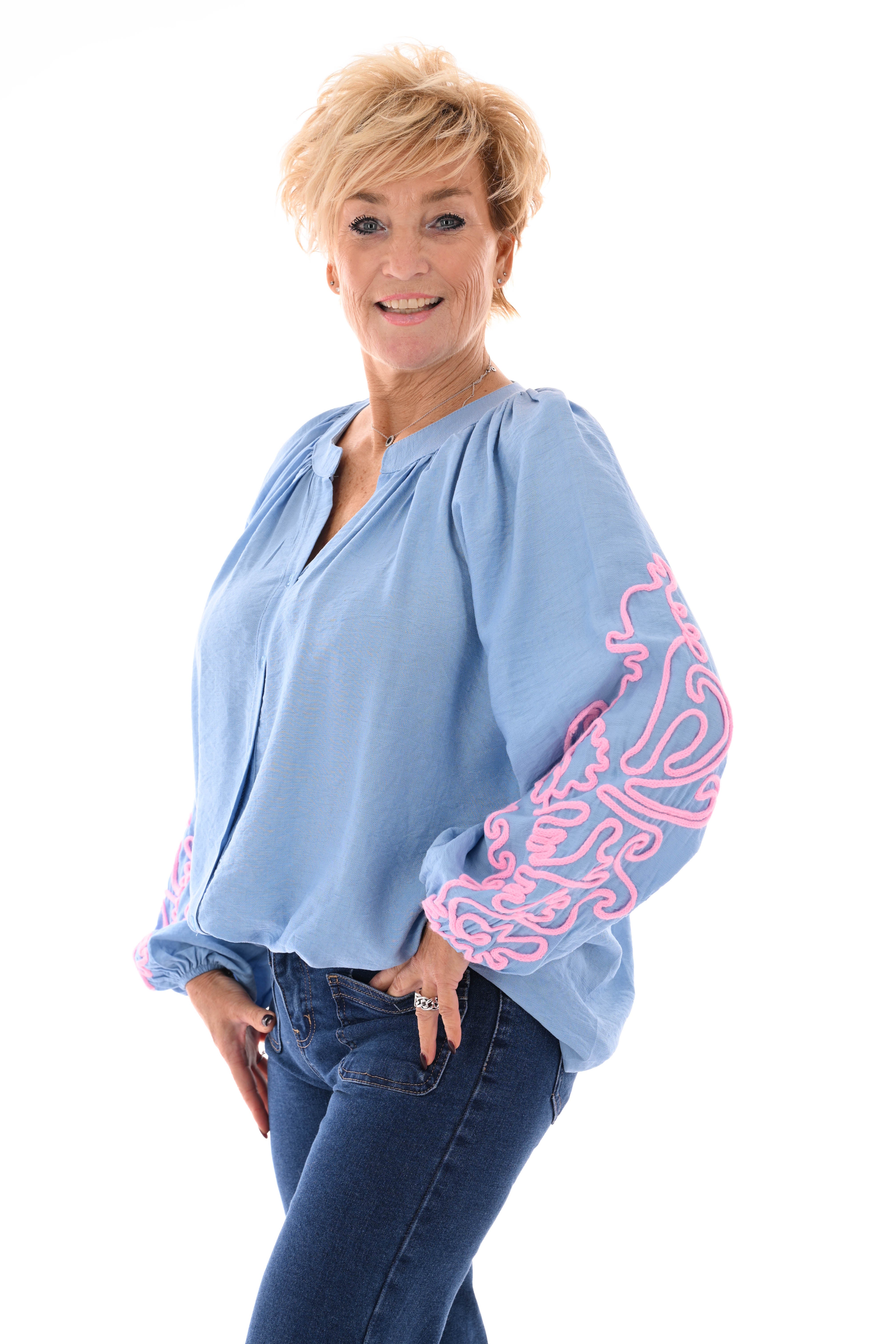 Blouse mouwen met borduursels lichtblauw