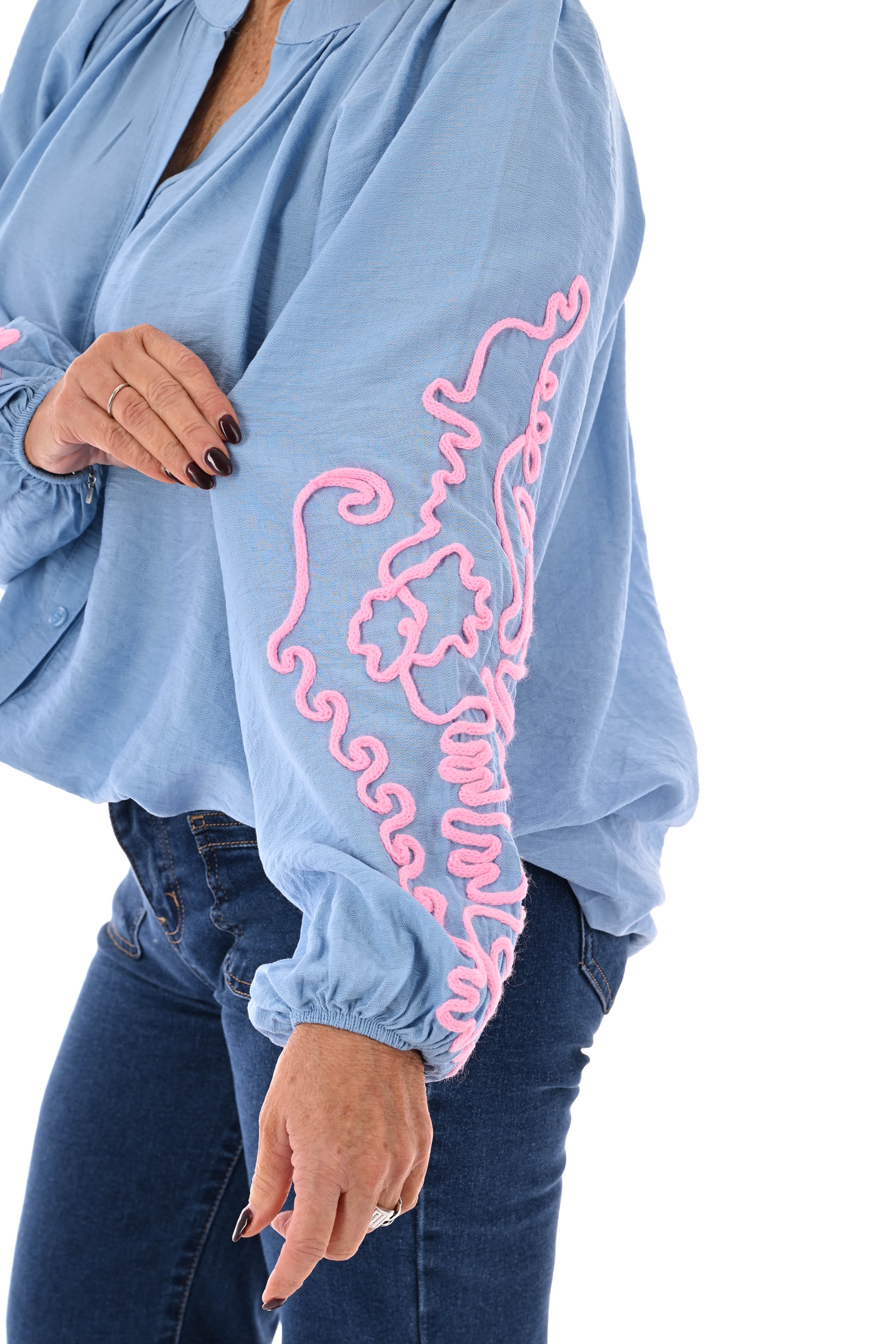 Blouse mouwen met borduursels lichtblauw
